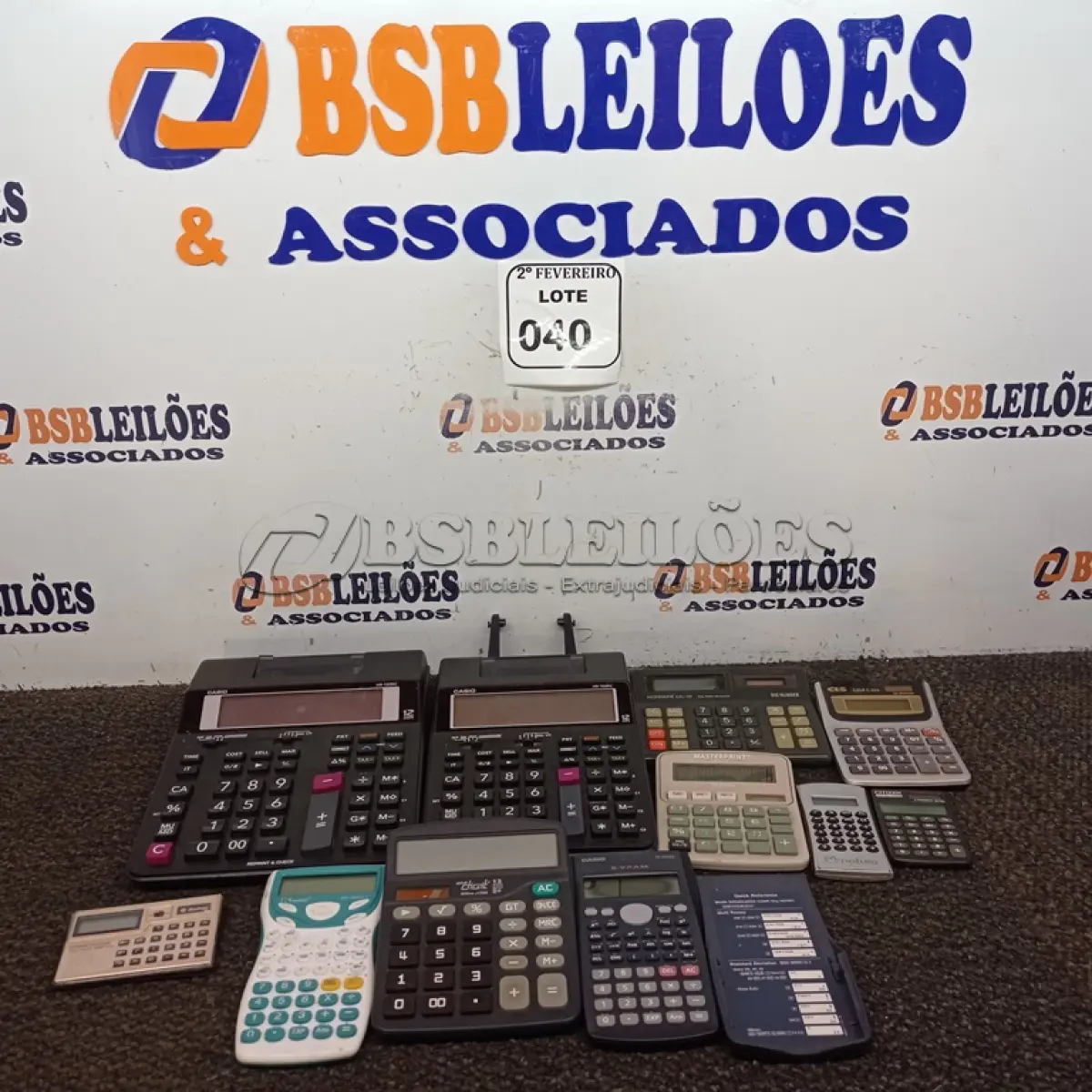 LOTE 040 - 11 CALCULADORAS DIVERSAS, 05 MAQUINAS FOTOGRÁFICAS ANALÓGICAS E 01 DIGITAL. (NO ESTADO) ATENÇÃO! FAZER A VISITAÇÃO ANTES DE ARREMATAR, NÃO SABEMOS SE FUNCIONA. LEILÃO NÃO TEM GARANTIA E NEM DEVOLUÇÃO, SUJEITO A POSSÍVEIS AVARIAS VISÍVEIS/OCULTAS E/OU AUSÊNCIA DE COMPONENTES.