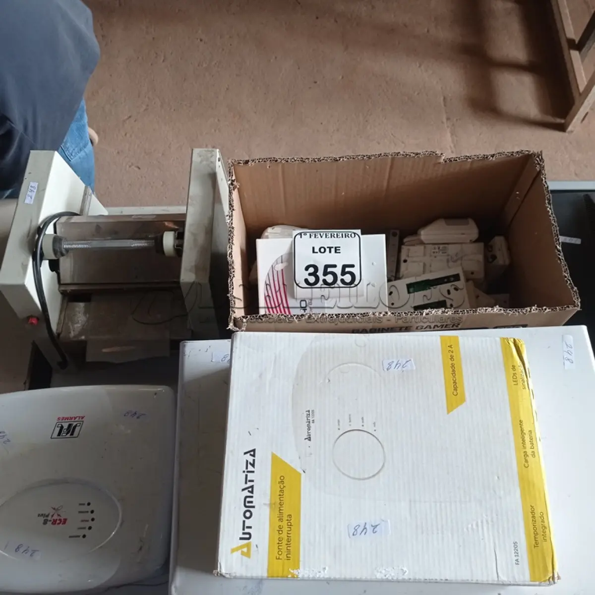 LOTE 355 - 01 MICRO ONDAS, 01 PLASTIFICADORA E 02 CENTRAIS DE ALARME COM SENSORES.  (NO ESTADO) ATENÇÃO! FAZER A VISITAÇÃO ANTES DE ARREMATAR, NÃO SABEMOS SE FUNCIONA. LEILÃO NÃO TEM GARANTIA E NEM DEVOLUÇÃO, SUJEITO A POSSÍVEIS AVARIAS VISÍVEIS/OCULTAS E/OU AUSÊNCIA DE COMPONENTES.