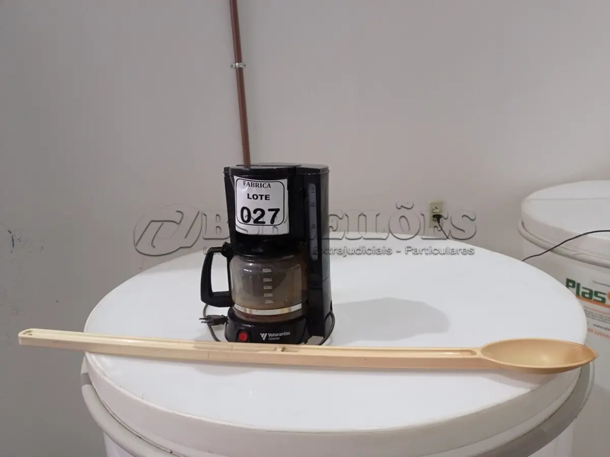 LOTE 027 - 01 CAFETEIRA ELÉTRICA E 01 COLHER EM PVC. (NO ESTADO) ATENÇÃO! FAZER A VISITAÇÃO ANTES DE ARREMATAR, NÃO SABEMOS SE FUNCIONA. LEILÃO NÃO TEM GARANTIA E NEM DEVOLUÇÃO, SUJEITO A POSSÍVEIS AVARIAS VISÍVEIS/OCULTAS E/OU AUSÊNCIA DE COMPONENTES.
