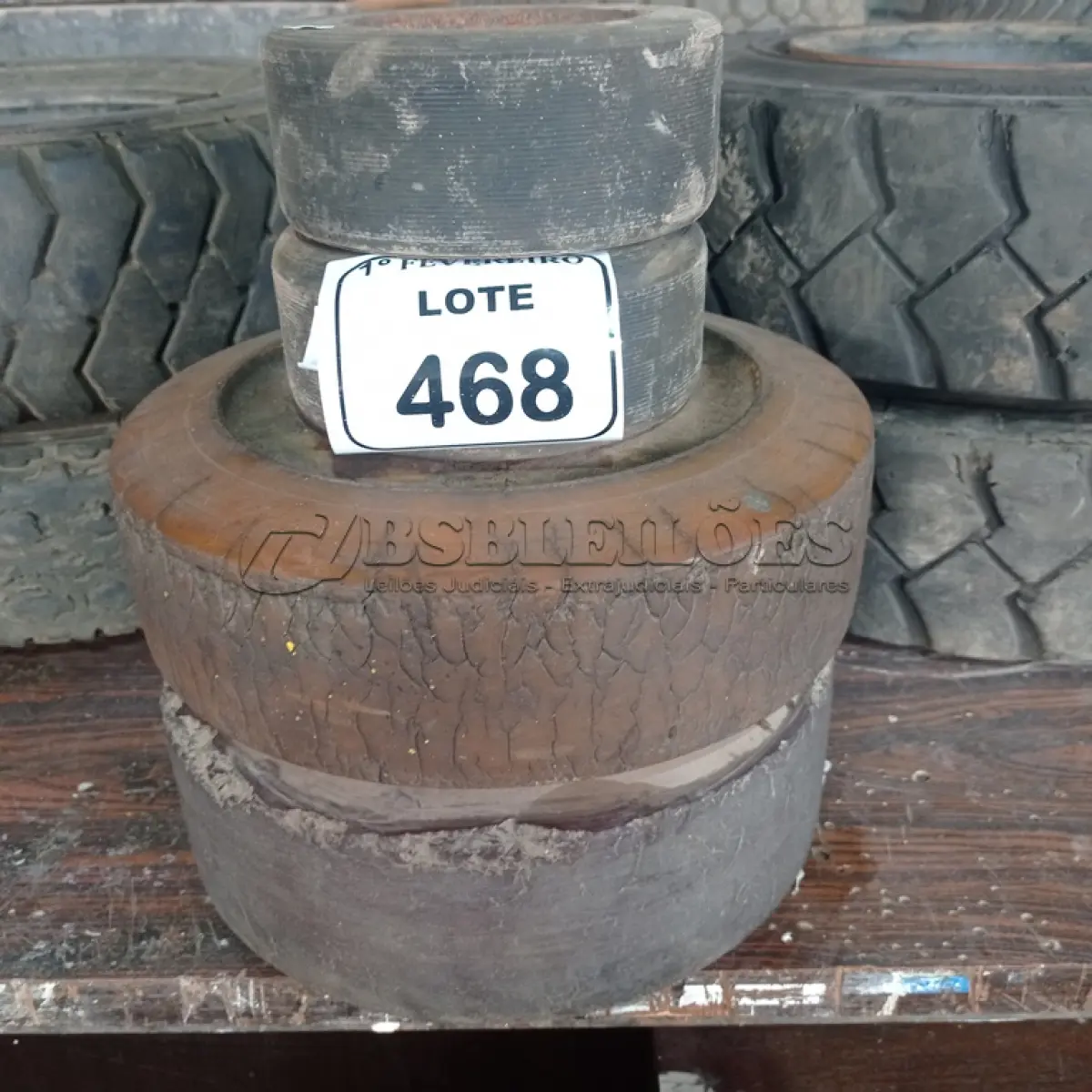 LOTE 468 - 03 RODAS PARA EMPILHADEIRA. (NO ESTADO) ATENÇÃO! FAZER A VISITAÇÃO ANTES DE ARREMATAR, NÃO SABEMOS SE FUNCIONA. LEILÃO NÃO TEM GARANTIA E NEM DEVOLUÇÃO, SUJEITO A POSSÍVEIS AVARIAS VISÍVEIS/OCULTAS E/OU AUSÊNCIA DE COMPONENTES.