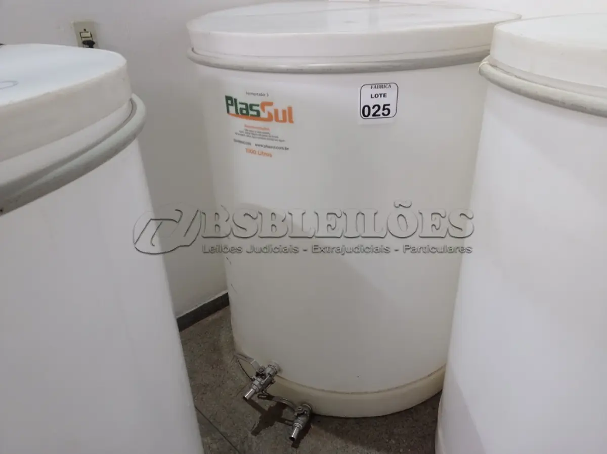 LOTE 025 - 01 FERMENTADORA DE 1MIL LITROS PP PLASUL COM TORNEIRA DE INOX. (NO ESTADO) ATENÇÃO! FAZER A VISITAÇÃO ANTES DE ARREMATAR, NÃO SABEMOS SE FUNCIONA. LEILÃO NÃO TEM GARANTIA E NEM DEVOLUÇÃO, SUJEITO A POSSÍVEIS AVARIAS VISÍVEIS/OCULTAS E/OU AUSÊNCIA DE COMPONENTES.