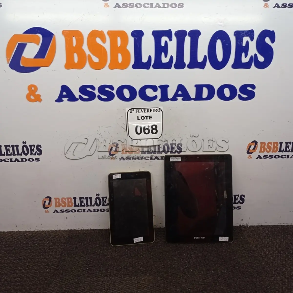 LOTE 068 - 02 TABLET’S, SENDO 01 MARCA POSITIVO E 01 MARCA CCE, AMBOS SEM CARREGADOR. (NO ESTADO) ATENÇÃO! FAZER A VISITAÇÃO ANTES DE ARREMATAR, NÃO SABEMOS SE FUNCIONA. LEILÃO NÃO TEM GARANTIA E NEM DEVOLUÇÃO, SUJEITO A POSSÍVEIS AVARIAS VISÍVEIS/OCULTAS E/OU AUSÊNCIA DE COMPONENTES.