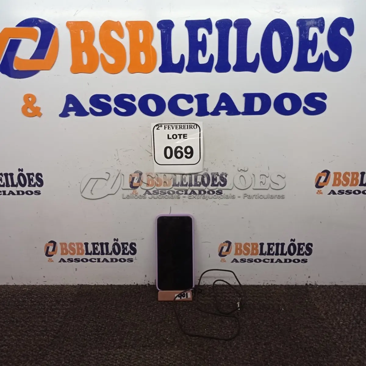LOTE 069 - 01 IPHONE XS MAX COM CARREGADOR. COM AVARIAS. (NO ESTADO) ATENÇÃO! FAZER A VISITAÇÃO ANTES DE ARREMATAR, NÃO SABEMOS SE FUNCIONA. LEILÃO NÃO TEM GARANTIA E NEM DEVOLUÇÃO, SUJEITO A POSSÍVEIS AVARIAS VISÍVEIS/OCULTAS E/OU AUSÊNCIA DE COMPONENTES.