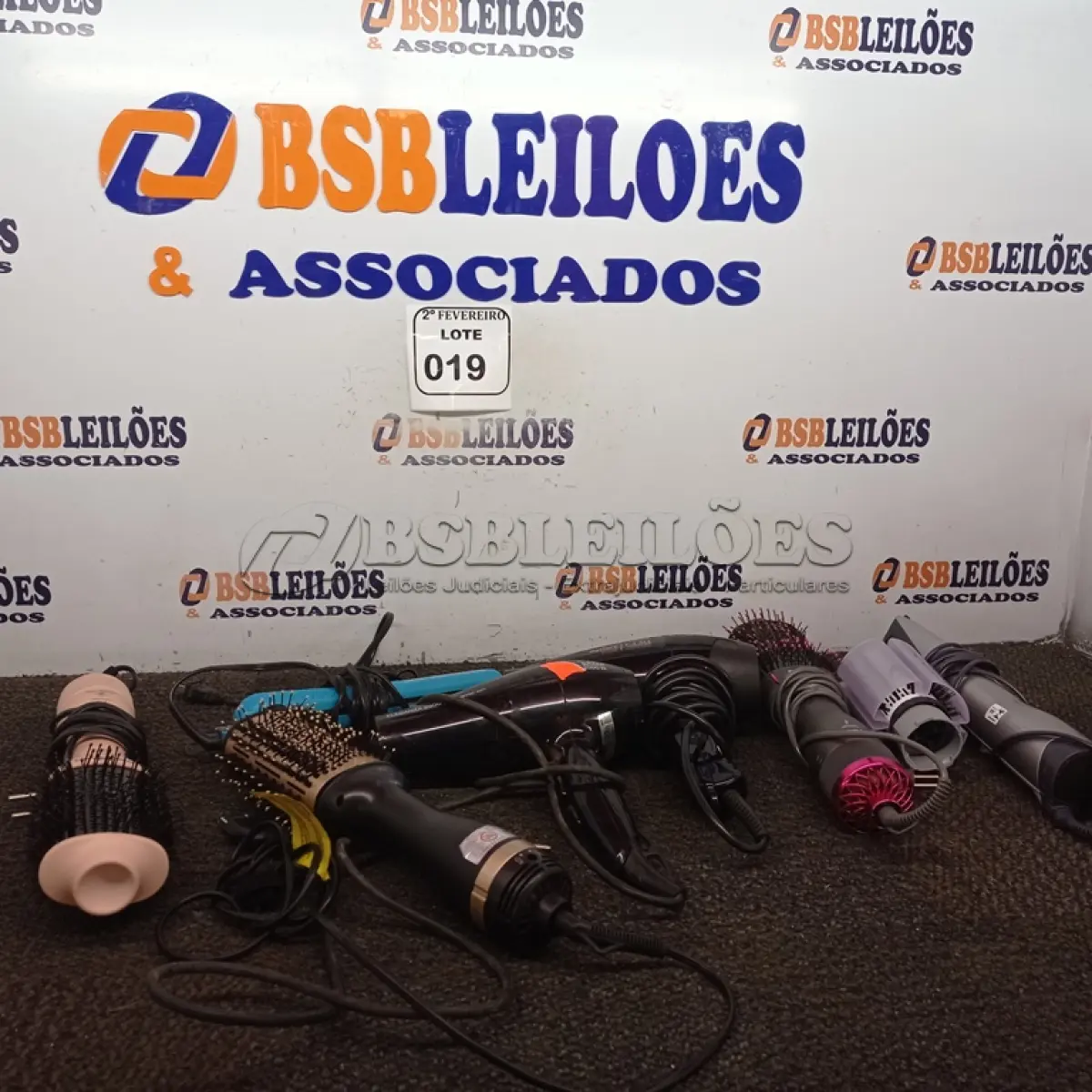 LOTE 019 - 02 SECADORES, 01 CHAPINHA E 04 ESCOVAS ELÉTRICAS MARCAS E MODELOS DIVERSOS. (NO ESTADO) ATENÇÃO! FAZER A VISITAÇÃO ANTES DE ARREMATAR, NÃO SABEMOS SE FUNCIONA. LEILÃO NÃO TEM GARANTIA E NEM DEVOLUÇÃO, SUJEITO A POSSÍVEIS AVARIAS VISÍVEIS/OCULTAS E/OU AUSÊNCIA DE COMPONENTES.