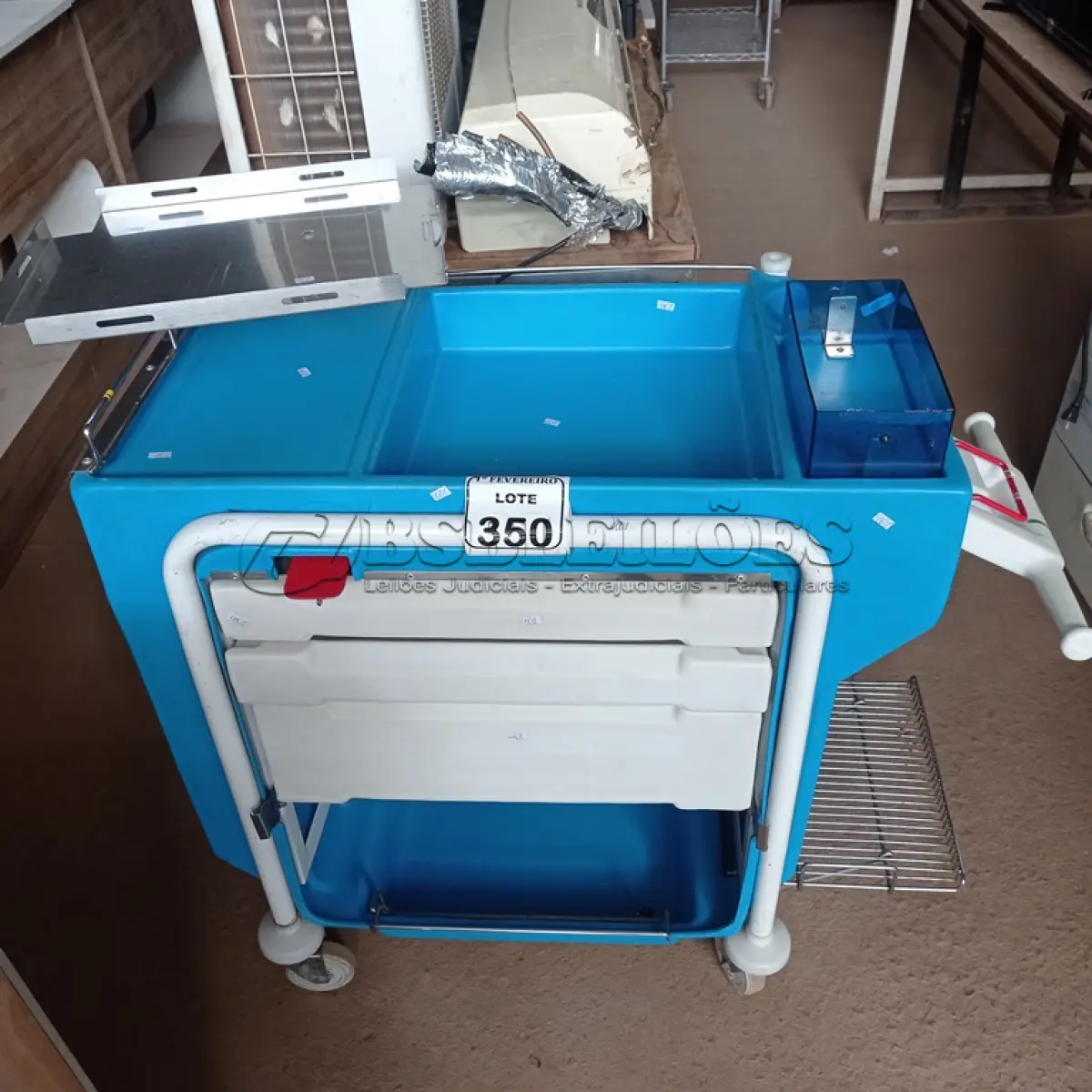 LOTE 350 - 01 CARRINHO DE EMERGÊNCIA. (NO ESTADO) ATENÇÃO! FAZER A VISITAÇÃO ANTES DE ARREMATAR, NÃO SABEMOS SE FUNCIONA. LEILÃO NÃO TEM GARANTIA E NEM DEVOLUÇÃO, SUJEITO A POSSÍVEIS AVARIAS VISÍVEIS/OCULTAS E/OU AUSÊNCIA DE COMPONENTES.