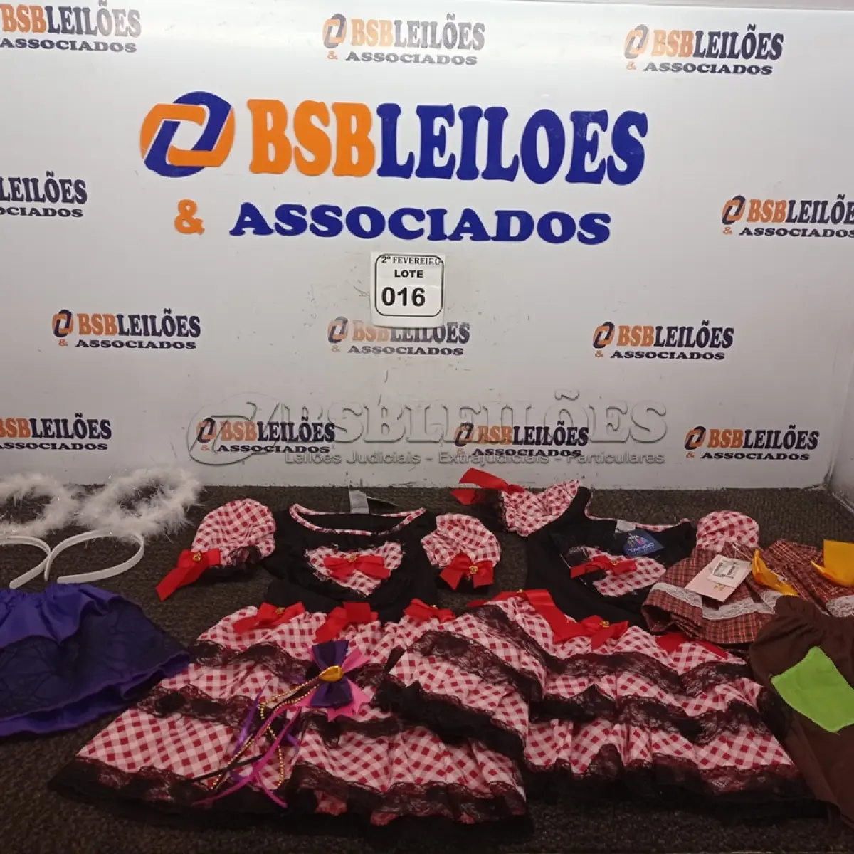 LOTE 016 - 02 VESTIDOS JUNINOS, SENDO 01 TAMANHO 2 E 01 TAMANHO 4, 02 TIARAS, 02 SAIAS AVULSAS, SENDO 01 SAIA BB E 01 P E 01 CALÇÃO JUNINO TAMANHO 1 ANO.  (NOVO) (NO ESTADO) ATENÇÃO! FAZER A VISITAÇÃO ANTES DE ARREMATAR, NÃO SABEMOS SE FUNCIONA. LEILÃO NÃO TEM GARANTIA E NEM DEVOLUÇÃO, SUJEITO A POSSÍVEIS AVARIAS VISÍVEIS/OCULTAS E/OU AUSÊNCIA DE COMPONENTES.