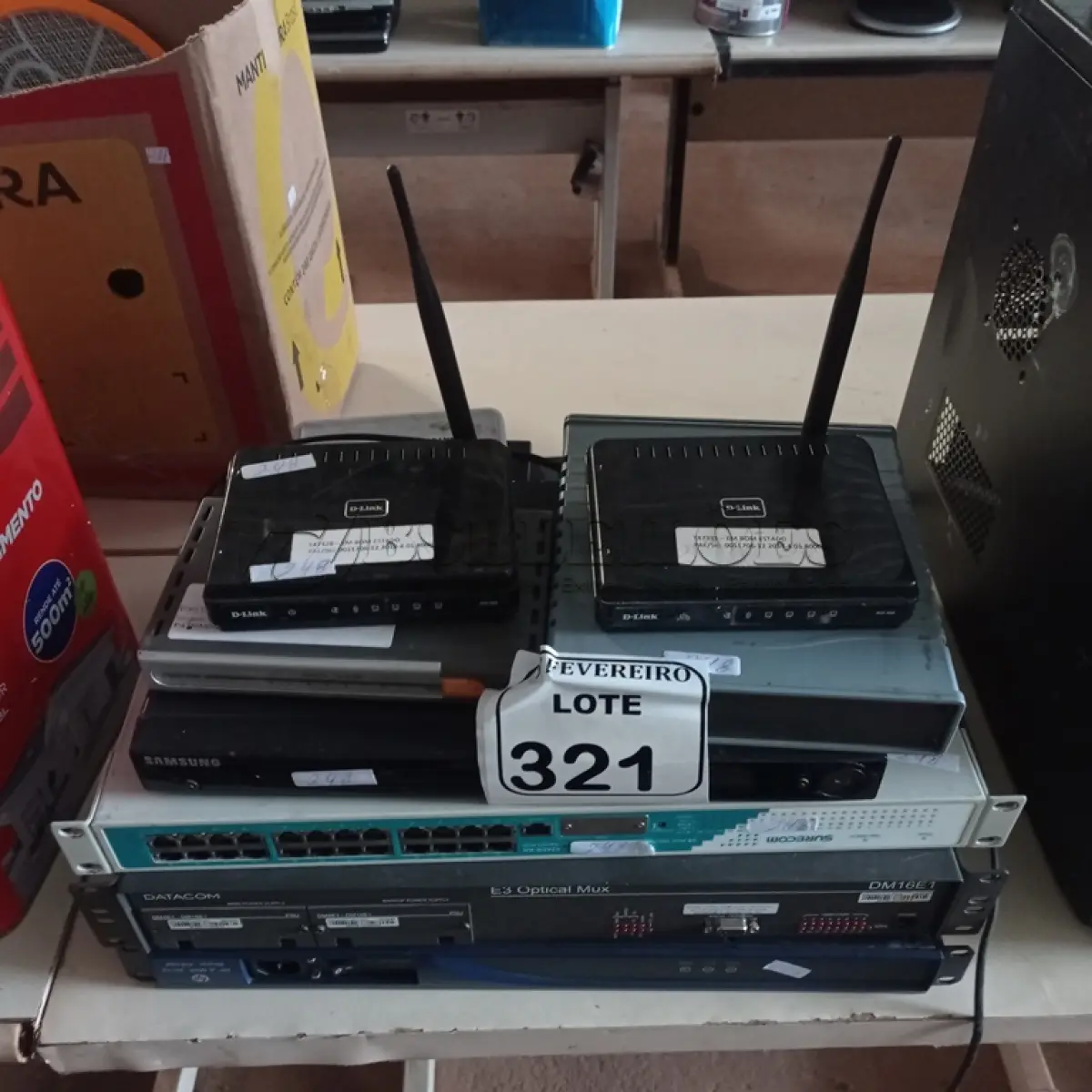 LOTE 321 - 01 LOTE COM ROTEADORES WIRELESS, SUÍTES.  (NO ESTADO) ATENÇÃO! FAZER A VISITAÇÃO ANTES DE ARREMATAR, NÃO SABEMOS SE FUNCIONA. LEILÃO NÃO TEM GARANTIA E NEM DEVOLUÇÃO, SUJEITO A POSSÍVEIS AVARIAS VISÍVEIS/OCULTAS E/OU AUSÊNCIA DE COMPONENTES.