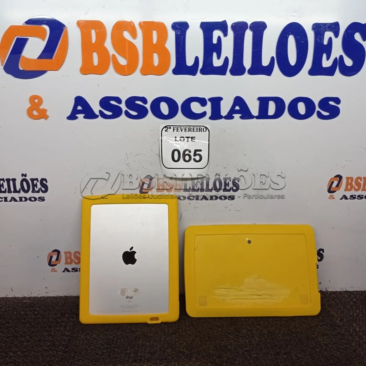 LOTE 065 - 01 TABLET MARCA POSITIVO E 01 IPAD 64GB APPLE AMBOS SEM CARREGADOR.  NO ESTADO) ATENÇÃO! FAZER A VISITAÇÃO ANTES DE ARREMATAR, NÃO SABEMOS SE FUNCIONA. LEILÃO NÃO TEM GARANTIA E NEM DEVOLUÇÃO, SUJEITO A POSSÍVEIS AVARIAS VISÍVEIS/OCULTAS E/OU AUSÊNCIA DE COMPONENTES.