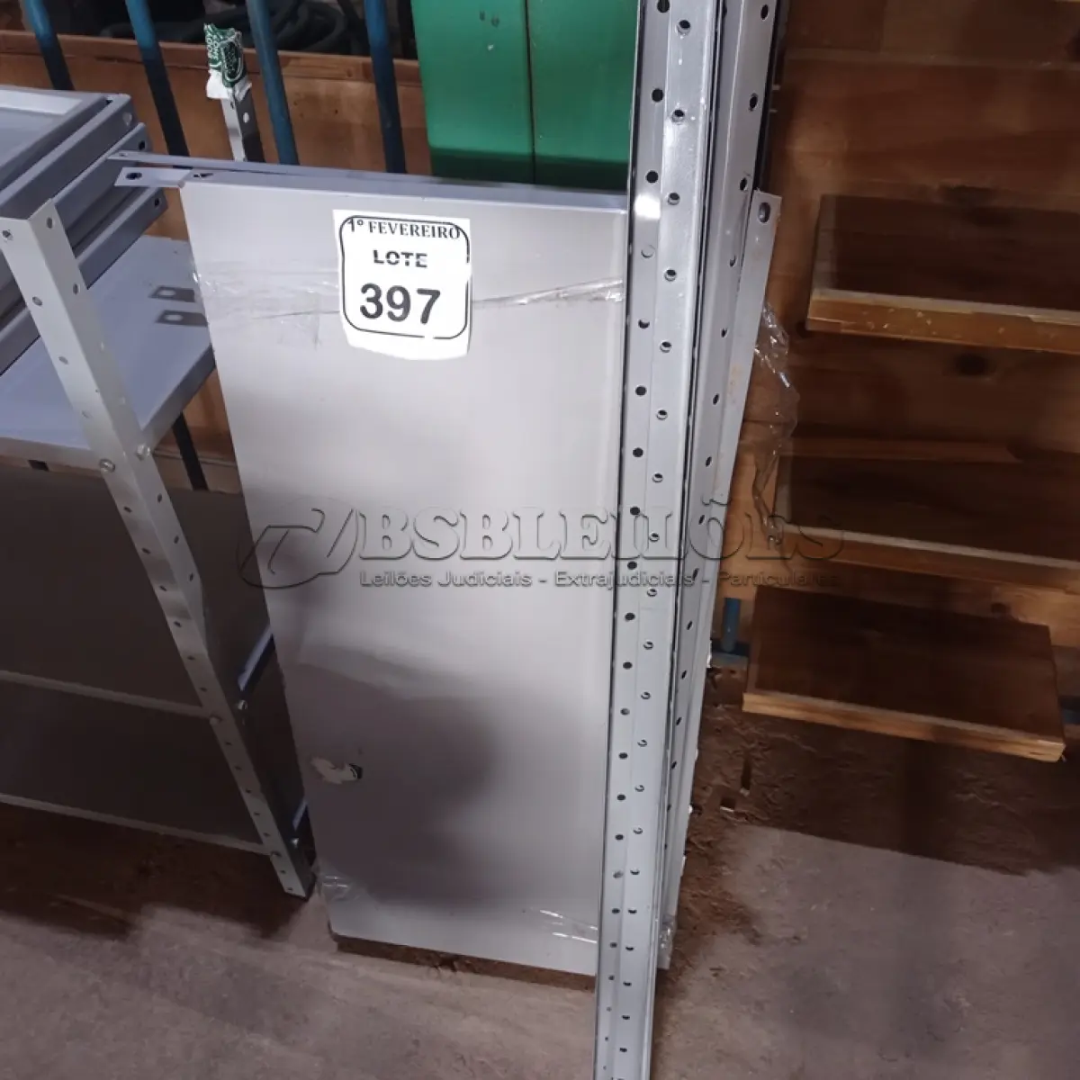 LOTE 397 - 01ESTANTE DE AÇO COM 05 PRATELEIRAS (DESMONTADA). (NO ESTADO) ATENÇÃO! FAZER A VISITAÇÃO ANTES DE ARREMATAR, NÃO SABEMOS SE FUNCIONA. LEILÃO NÃO TEM GARANTIA E NEM DEVOLUÇÃO, SUJEITO A POSSÍVEIS AVARIAS VISÍVEIS/OCULTAS E/OU AUSÊNCIA DE COMPONENTES.