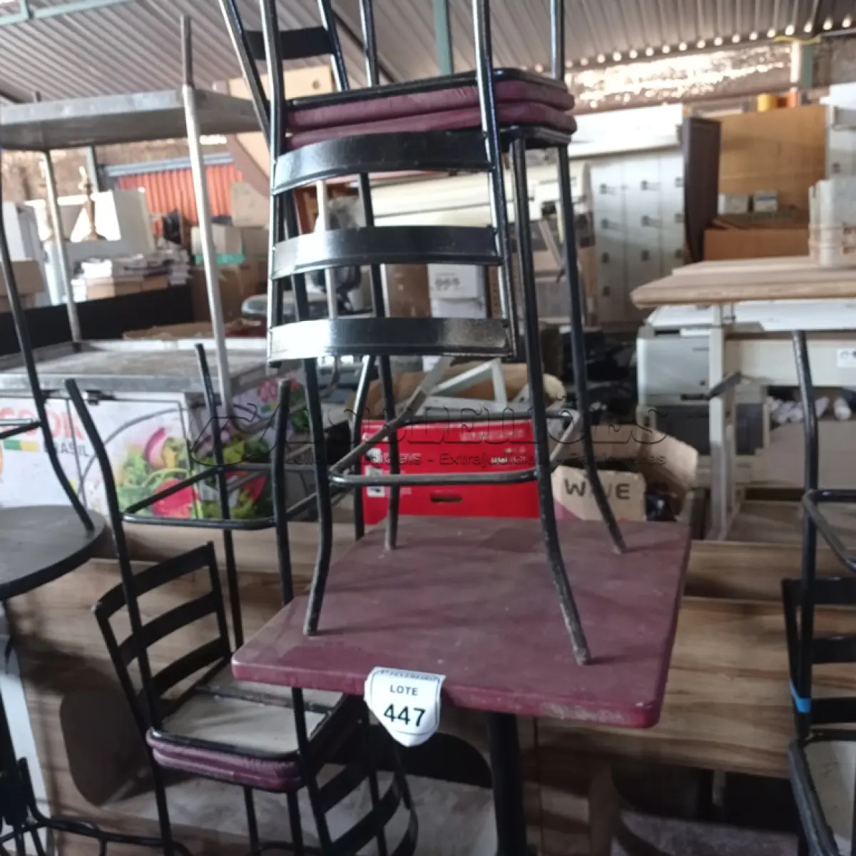 LOTE 447 - 01 MESA BISTRÔ QUADRADA COM 4 BANQUETAS ALTA. (NO ESTADO) ATENÇÃO! FAZER A VISITAÇÃO ANTES DE ARREMATAR, NÃO SABEMOS SE FUNCIONA. LEILÃO NÃO TEM GARANTIA E NEM DEVOLUÇÃO, SUJEITO A POSSÍVEIS AVARIAS VISÍVEIS/OCULTAS E/OU AUSÊNCIA DE COMPONENTES.