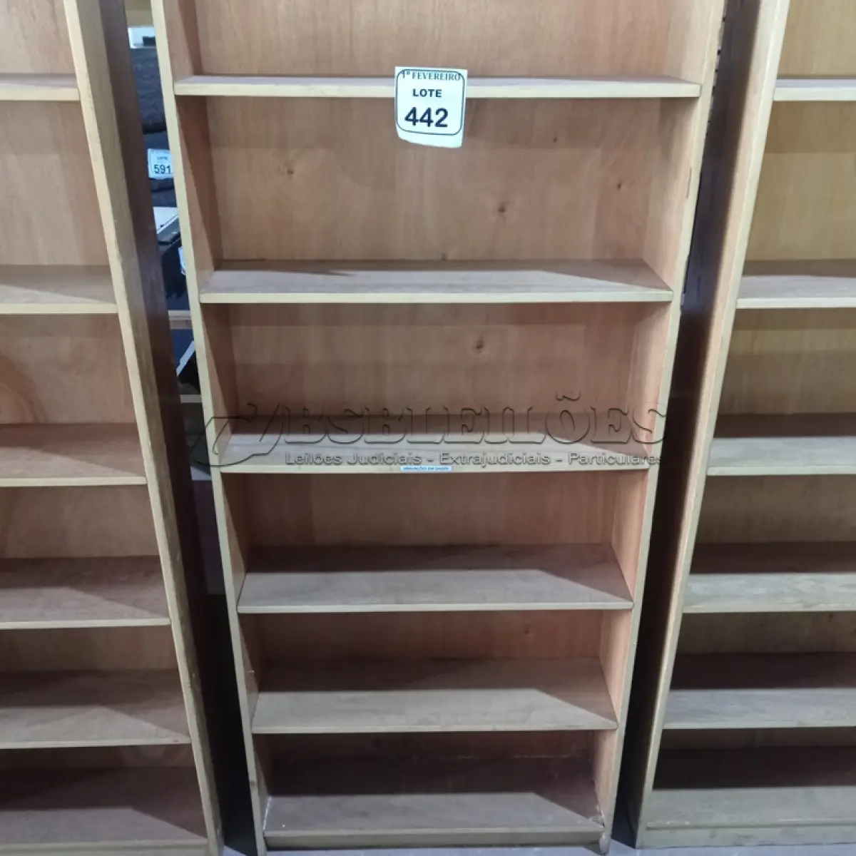 LOTE 442 - 01 PRATELEIRA EM MADEIRA PARA LIVROS. (NO ESTADO) ATENÇÃO! FAZER A VISITAÇÃO ANTES DE ARREMATAR, NÃO SABEMOS SE FUNCIONA. LEILÃO NÃO TEM GARANTIA E NEM DEVOLUÇÃO, SUJEITO A POSSÍVEIS AVARIAS VISÍVEIS/OCULTAS E/OU AUSÊNCIA DE COMPONENTES.
