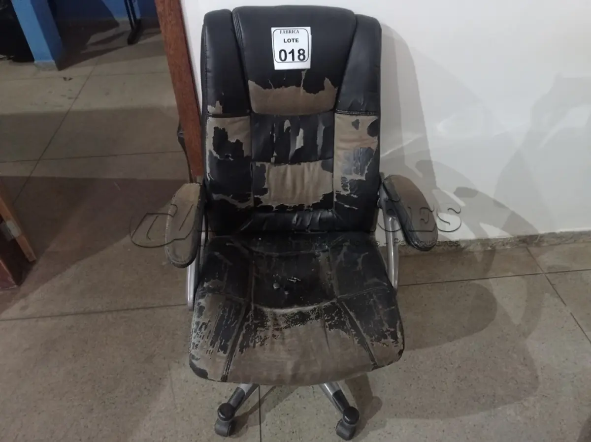 LOTE 018 - 01 CADEIRA GIRATÓRIA PARA ESCRITÓRIO. (NO ESTADO) ATENÇÃO! FAZER A VISITAÇÃO ANTES DE ARREMATAR, NÃO SABEMOS SE FUNCIONA. LEILÃO NÃO TEM GARANTIA E NEM DEVOLUÇÃO, SUJEITO A POSSÍVEIS AVARIAS VISÍVEIS/OCULTAS E/OU AUSÊNCIA DE COMPONENTES.