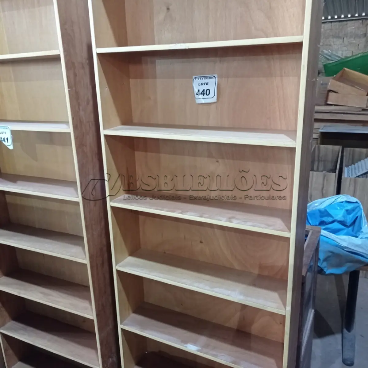 LOTE 440 - 01 PRATELEIRA EM MADEIRA PARA LIVROS. (NO ESTADO) ATENÇÃO! FAZER A VISITAÇÃO ANTES DE ARREMATAR, NÃO SABEMOS SE FUNCIONA. LEILÃO NÃO TEM GARANTIA E NEM DEVOLUÇÃO, SUJEITO A POSSÍVEIS AVARIAS VISÍVEIS/OCULTAS E/OU AUSÊNCIA DE COMPONENTES.