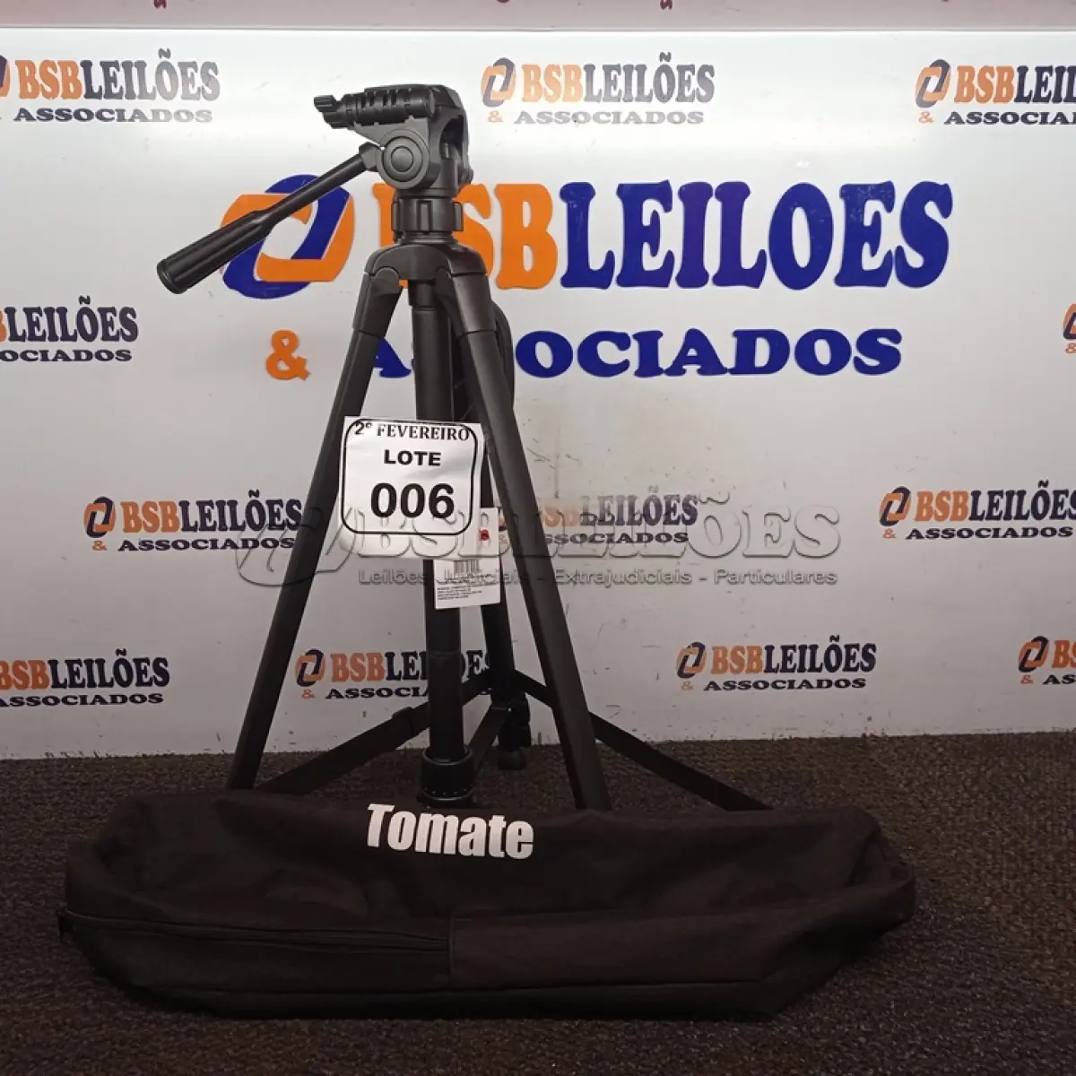 LOTE 006 - 01 TRIPÉ PARA CÂMERA TOMATE MTG-3016.  (NO ESTADO) ATENÇÃO! FAZER A VISITAÇÃO ANTES DE ARREMATAR, NÃO SABEMOS SE FUNCIONA. LEILÃO NÃO TEM GARANTIA E NEM DEVOLUÇÃO, SUJEITO A POSSÍVEIS AVARIAS VISÍVEIS/OCULTAS E/OU AUSÊNCIA DE COMPONENTES.
