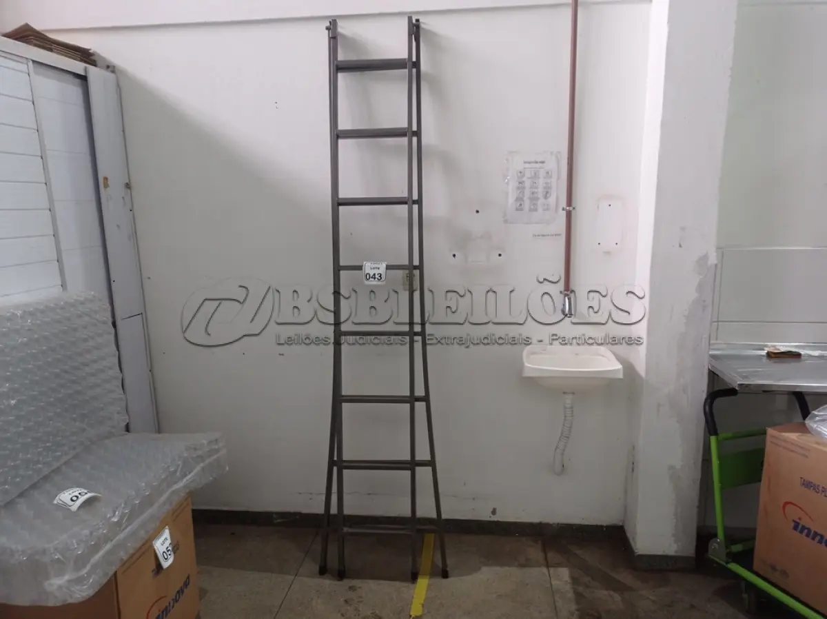 LOTE 043 - 01 ESCADA EM FERRO EXTENSÍVEL 3,5 METROS. (NO ESTADO) ATENÇÃO! FAZER A VISITAÇÃO ANTES DE ARREMATAR, NÃO SABEMOS SE FUNCIONA. LEILÃO NÃO TEM GARANTIA E NEM DEVOLUÇÃO, SUJEITO A POSSÍVEIS AVARIAS VISÍVEIS/OCULTAS E/OU AUSÊNCIA DE COMPONENTES.