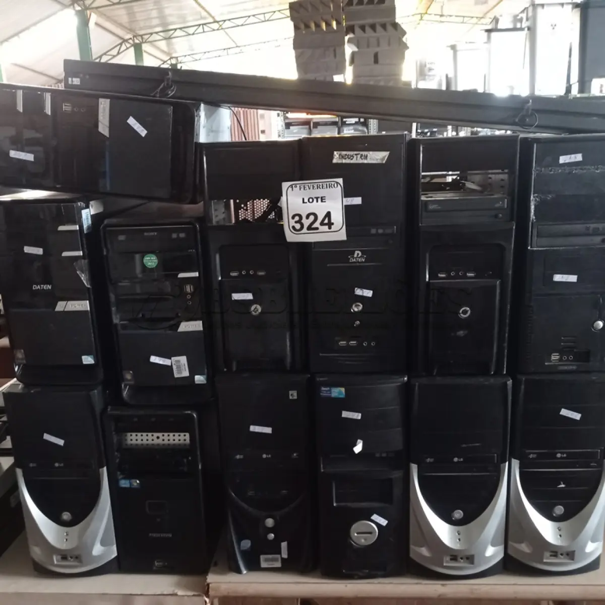 LOTE 324 - 13 CPU’S DIVERSAS E 01 PAINEL DE LED. (NO ESTADO) ATENÇÃO! FAZER A VISITAÇÃO ANTES DE ARREMATAR, NÃO SABEMOS SE FUNCIONA. LEILÃO NÃO TEM GARANTIA E NEM DEVOLUÇÃO, SUJEITO A POSSÍVEIS AVARIAS VISÍVEIS/OCULTAS E/OU AUSÊNCIA DE COMPONENTES.