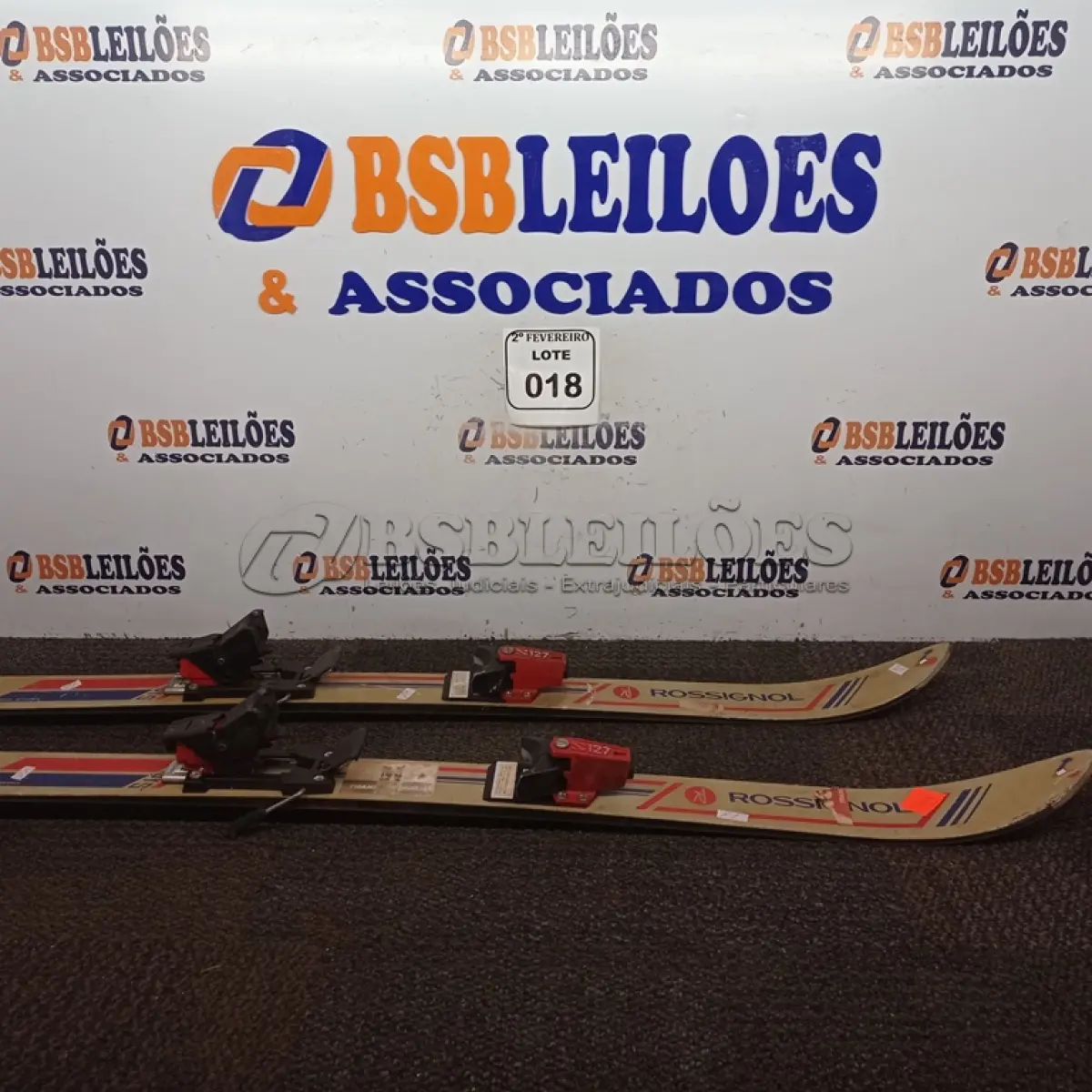 LOTE 018 - 01 PAR DE SKIS ROSSIGNOL. (NO ESTADO) ATENÇÃO! FAZER A VISITAÇÃO ANTES DE ARREMATAR, NÃO SABEMOS SE FUNCIONA. LEILÃO NÃO TEM GARANTIA E NEM DEVOLUÇÃO, SUJEITO A POSSÍVEIS AVARIAS VISÍVEIS/OCULTAS E/OU AUSÊNCIA DE COMPONENTES.