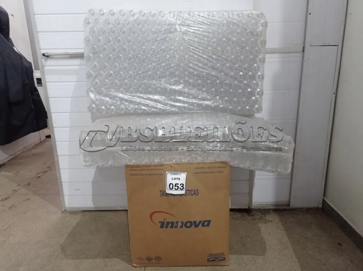 LOTE 053 - 01 CAIXA COM TAMPAS DE GARRAFA PET E 02 FARDOS DE GARRAFA PET DE 270ML. (NO ESTADO) ATENÇÃO! FAZER A VISITAÇÃO ANTES DE ARREMATAR, NÃO SABEMOS SE FUNCIONA. LEILÃO NÃO TEM GARANTIA E NEM DEVOLUÇÃO, SUJEITO A POSSÍVEIS AVARIAS VISÍVEIS/OCULTAS E/OU AUSÊNCIA DE COMPONENTES.