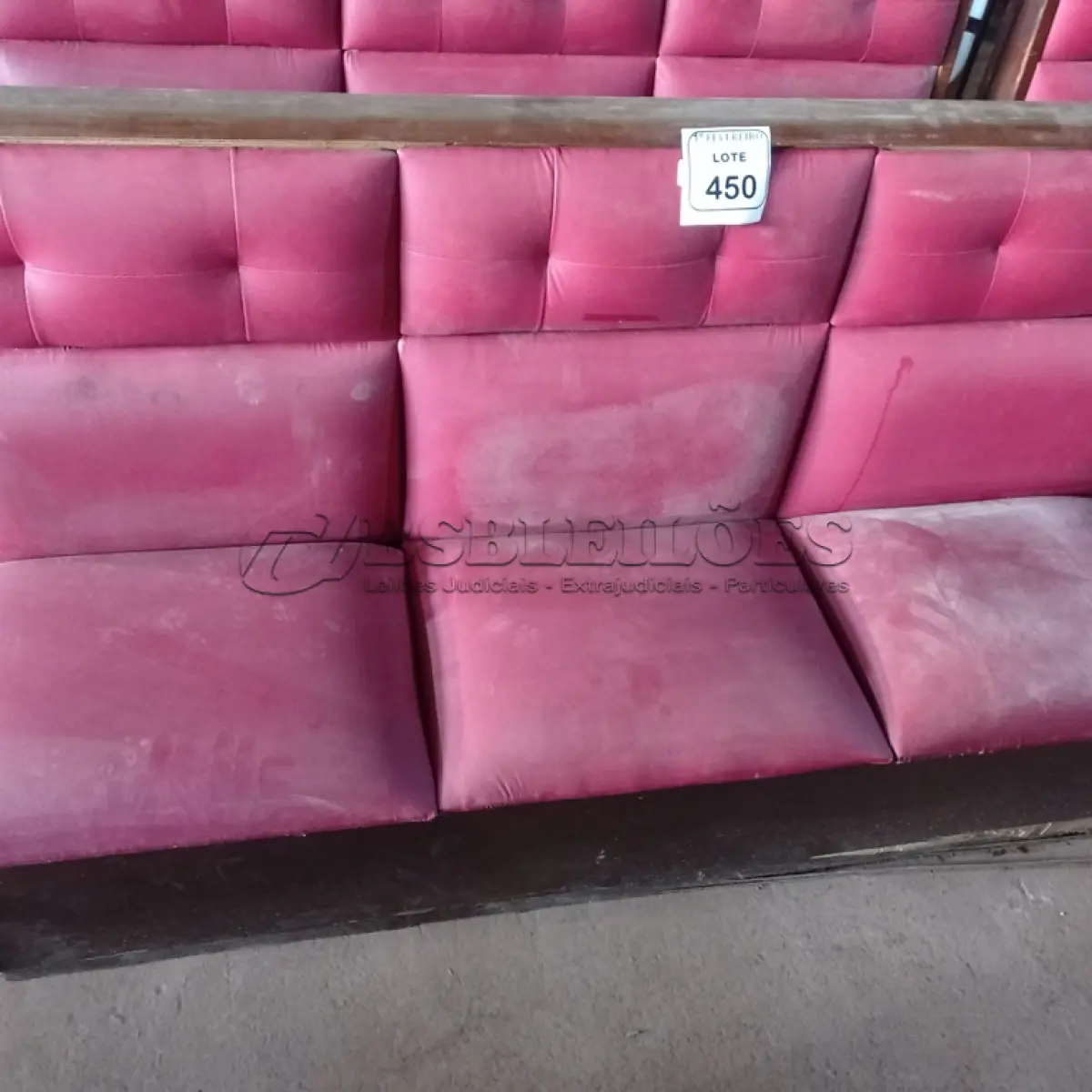 LOTE 450 - 01 SOFÁ PARA LANCHONETE 3 LUGARES. (NO ESTADO) ATENÇÃO! FAZER A VISITAÇÃO ANTES DE ARREMATAR, NÃO SABEMOS SE FUNCIONA. LEILÃO NÃO TEM GARANTIA E NEM DEVOLUÇÃO, SUJEITO A POSSÍVEIS AVARIAS VISÍVEIS/OCULTAS E/OU AUSÊNCIA DE COMPONENTES.