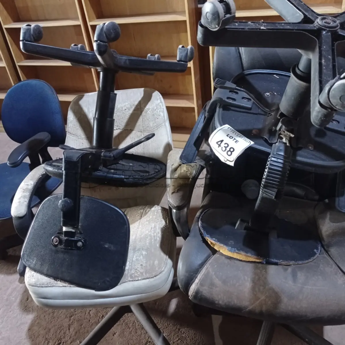 LOTE 438 - 05 CADEIRAS GIRATÓRIAS PARA ESCRITÓRIO (NO ESTADO) ATENÇÃO! FAZER A VISITAÇÃO ANTES DE ARREMATAR, NÃO SABEMOS SE FUNCIONA. LEILÃO NÃO TEM GARANTIA E NEM DEVOLUÇÃO, SUJEITO A POSSÍVEIS AVARIAS VISÍVEIS/OCULTAS E/OU AUSÊNCIA DE COMPONENTES.