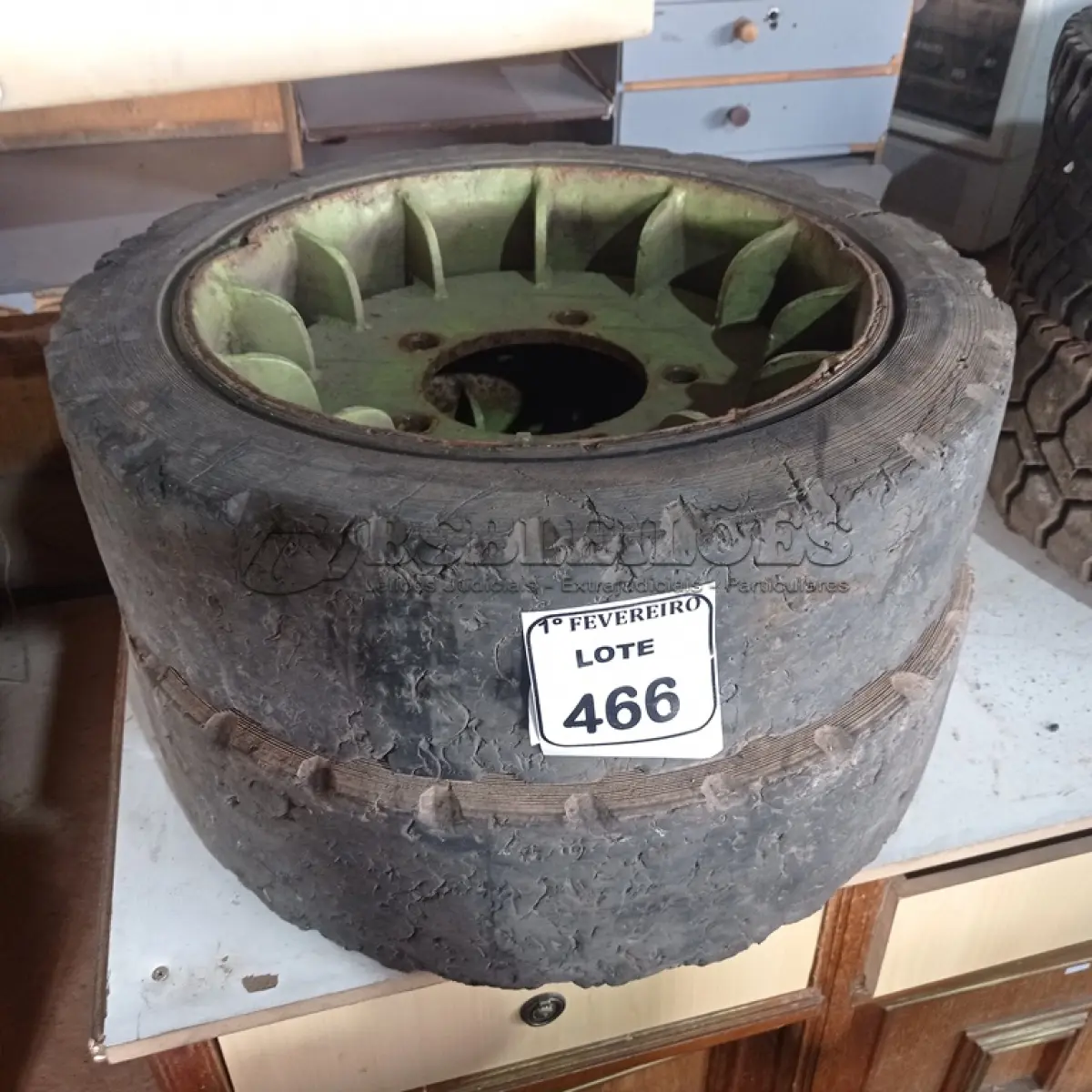 LOTE 466 - 02 RODAS COM PNEUS MACIÇOS PARA EMPILHADEIRA. (NO ESTADO) ATENÇÃO! FAZER A VISITAÇÃO ANTES DE ARREMATAR, NÃO SABEMOS SE FUNCIONA. LEILÃO NÃO TEM GARANTIA E NEM DEVOLUÇÃO, SUJEITO A POSSÍVEIS AVARIAS VISÍVEIS/OCULTAS E/OU AUSÊNCIA DE COMPONENTES.
