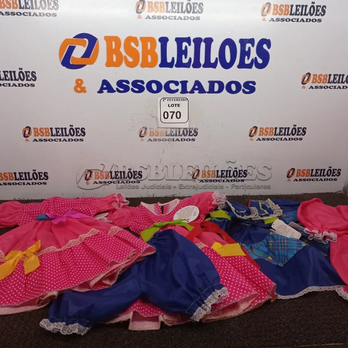 LOTE 070 - 03 VESTIDOS INFANTIL JUNINO COM SHORTINHO, SENDO 02 TAMANHOS 02. (NO ESTADO) ATENÇÃO! FAZER A VISITAÇÃO ANTES DE ARREMATAR, NÃO SABEMOS SE FUNCIONA. LEILÃO NÃO TEM GARANTIA E NEM DEVOLUÇÃO, SUJEITO A POSSÍVEIS AVARIAS VISÍVEIS/OCULTAS E/OU AUSÊNCIA DE COMPONENTES.