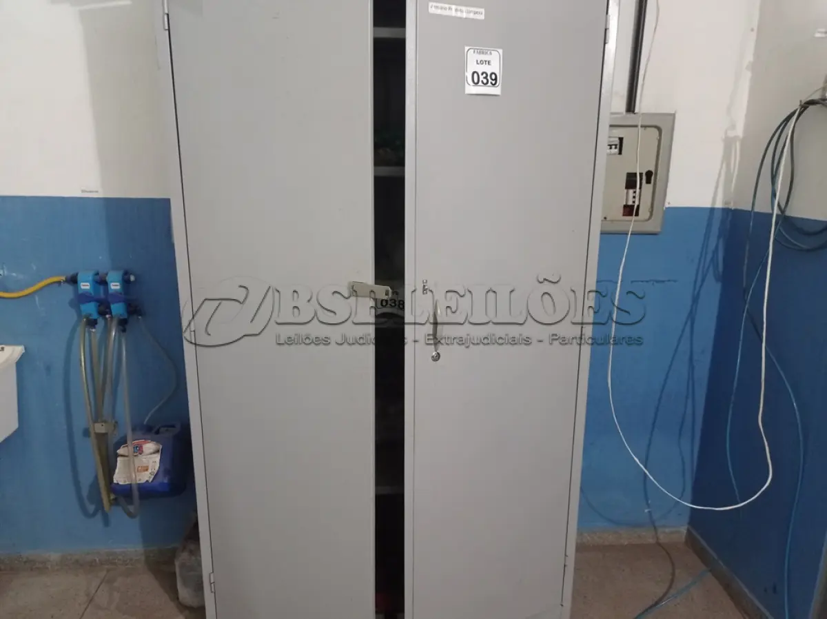 LOTE 039 - 01 ARMÁRIO DE AÇO 2 PORTAS. (NO ESTADO) ATENÇÃO! FAZER A VISITAÇÃO ANTES DE ARREMATAR, NÃO SABEMOS SE FUNCIONA. LEILÃO NÃO TEM GARANTIA E NEM DEVOLUÇÃO, SUJEITO A POSSÍVEIS AVARIAS VISÍVEIS/OCULTAS E/OU AUSÊNCIA DE COMPONENTES.