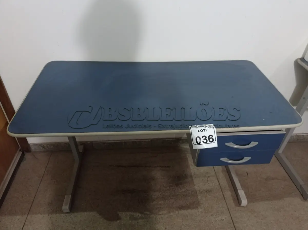 LOTE 036 - 01 MESA PARA ESCRITÓRIO. (NO ESTADO) ATENÇÃO! FAZER A VISITAÇÃO ANTES DE ARREMATAR, NÃO SABEMOS SE FUNCIONA. LEILÃO NÃO TEM GARANTIA E NEM DEVOLUÇÃO, SUJEITO A POSSÍVEIS AVARIAS VISÍVEIS/OCULTAS E/OU AUSÊNCIA DE COMPONENTES.