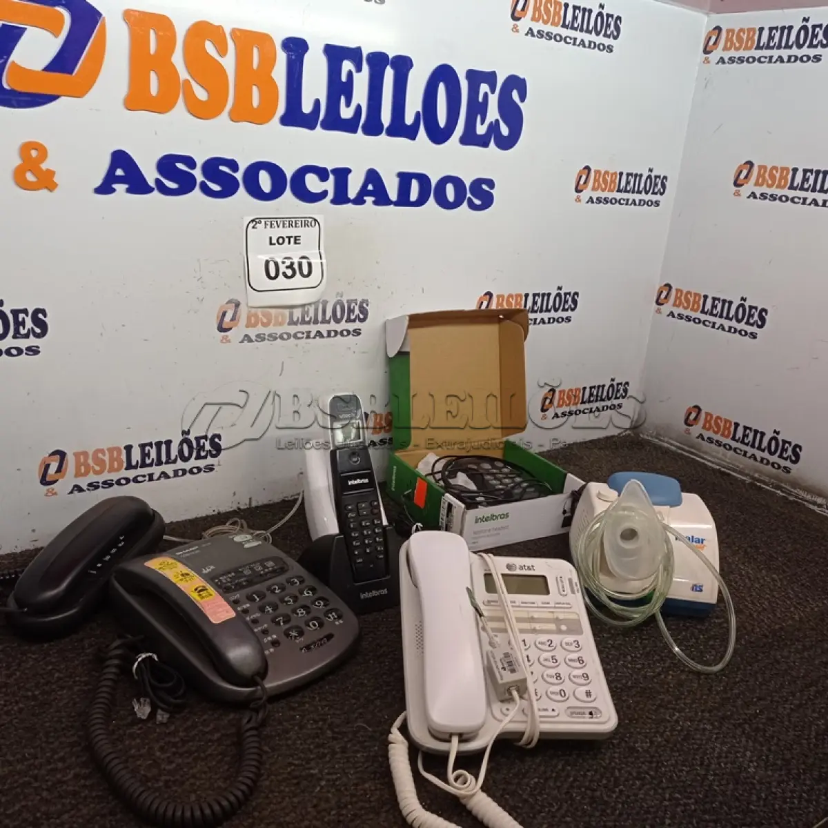 LOTE 030 - 05 APARELHOS TELEFÔNICOS, SENDO 02 SEM FIO, 01 TELEFONE AURICULAR E 01 APARELHO DE NEBULIZAÇÃO. (NO ESTADO) ATENÇÃO! FAZER A VISITAÇÃO ANTES DE ARREMATAR, NÃO SABEMOS SE FUNCIONA. LEILÃO NÃO TEM GARANTIA E NEM DEVOLUÇÃO, SUJEITO A POSSÍVEIS AVARIAS VISÍVEIS/OCULTAS E/OU AUSÊNCIA DE COMPONENTES.