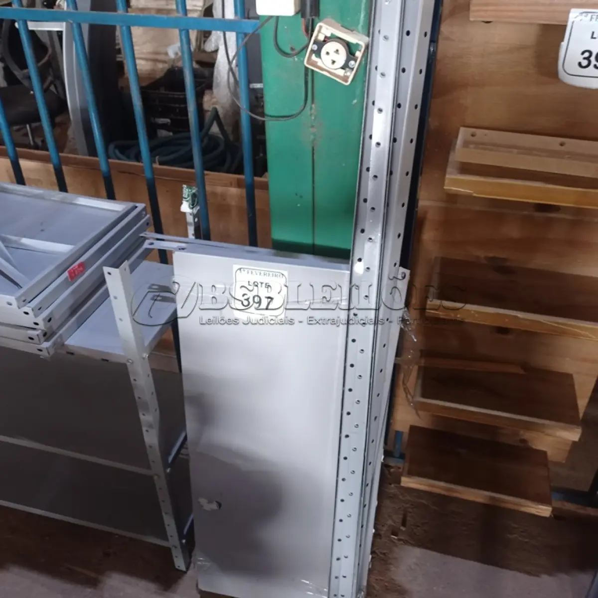 LOTE 397 - 01ESTANTE DE AÇO COM 05 PRATELEIRAS (DESMONTADA). (NO ESTADO) ATENÇÃO! FAZER A VISITAÇÃO ANTES DE ARREMATAR, NÃO SABEMOS SE FUNCIONA. LEILÃO NÃO TEM GARANTIA E NEM DEVOLUÇÃO, SUJEITO A POSSÍVEIS AVARIAS VISÍVEIS/OCULTAS E/OU AUSÊNCIA DE COMPONENTES.