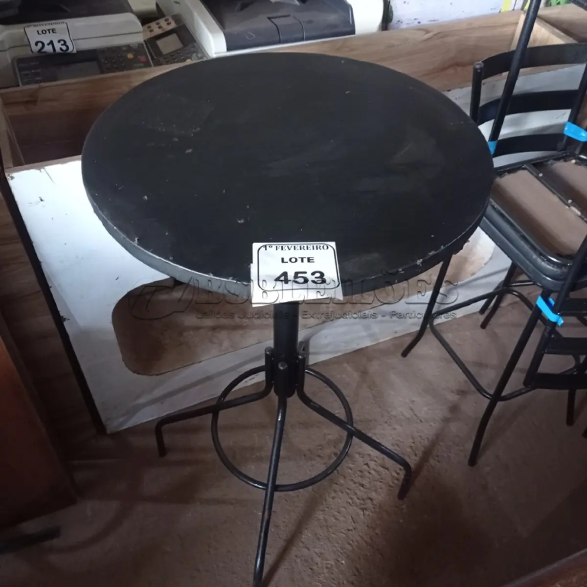 LOTE 453 - 01 MESA BISTRÔ REDONDA COM 4 BANQUETAS ALTA. (NO ESTADO) ATENÇÃO! FAZER A VISITAÇÃO ANTES DE ARREMATAR, NÃO SABEMOS SE FUNCIONA. LEILÃO NÃO TEM GARANTIA E NEM DEVOLUÇÃO, SUJEITO A POSSÍVEIS AVARIAS VISÍVEIS/OCULTAS E/OU AUSÊNCIA DE COMPONENTES.