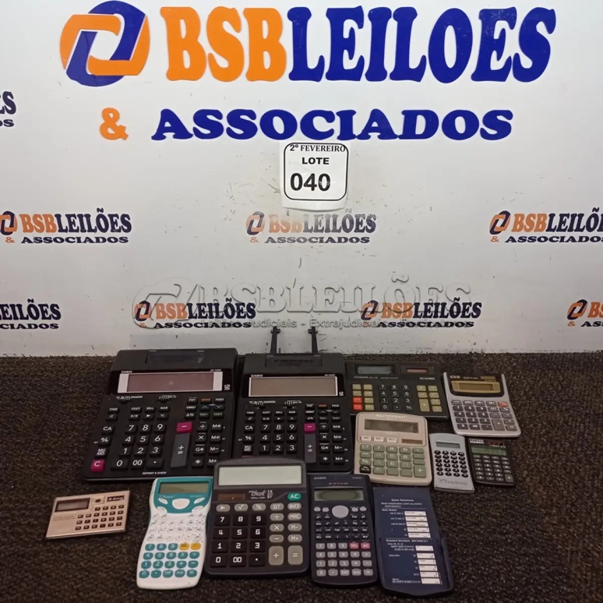 LOTE 040 - 11 CALCULADORAS DIVERSAS, 05 MAQUINAS FOTOGRÁFICAS ANALÓGICAS E 01 DIGITAL. (NO ESTADO) ATENÇÃO! FAZER A VISITAÇÃO ANTES DE ARREMATAR, NÃO SABEMOS SE FUNCIONA. LEILÃO NÃO TEM GARANTIA E NEM DEVOLUÇÃO, SUJEITO A POSSÍVEIS AVARIAS VISÍVEIS/OCULTAS E/OU AUSÊNCIA DE COMPONENTES.