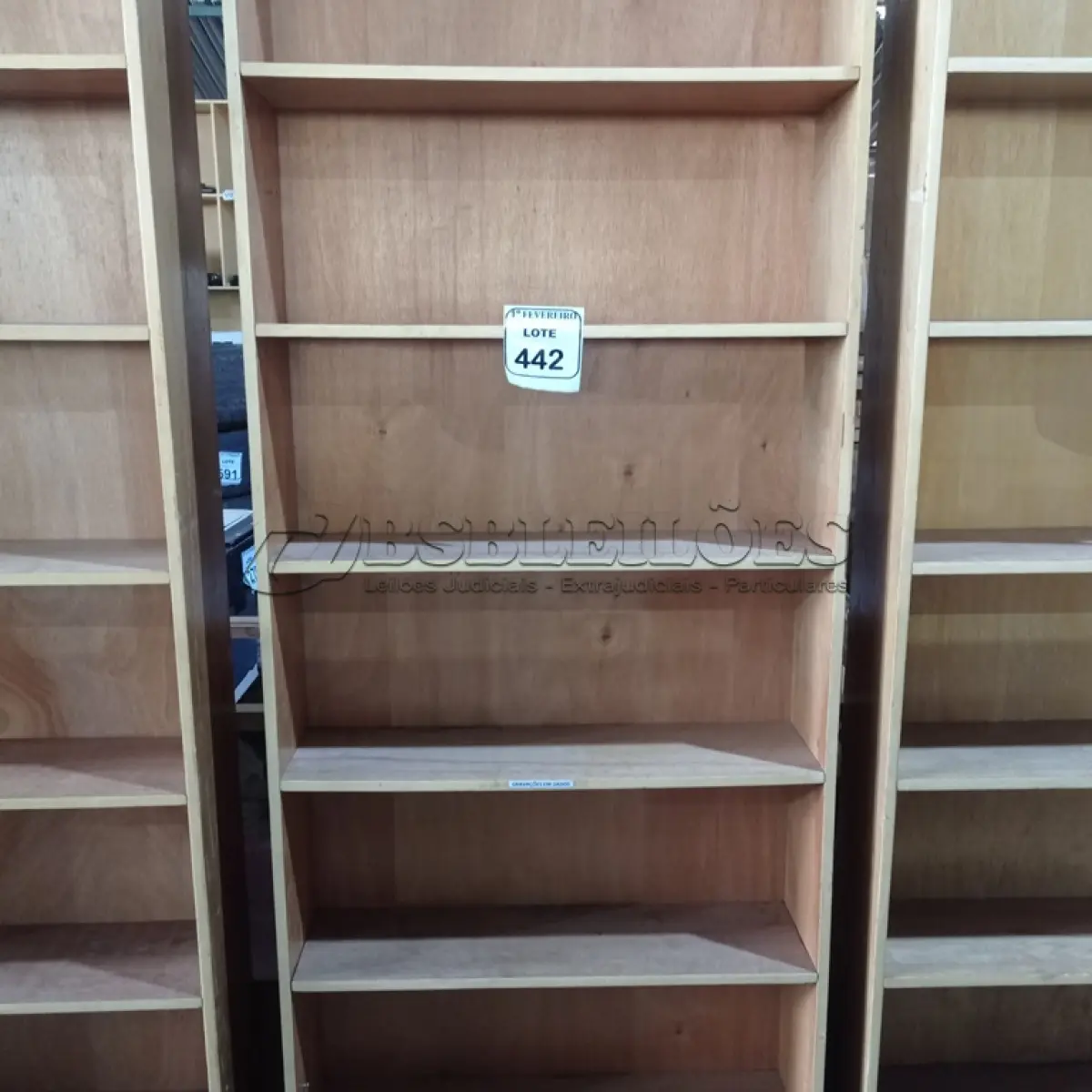 LOTE 442 - 01 PRATELEIRA EM MADEIRA PARA LIVROS. (NO ESTADO) ATENÇÃO! FAZER A VISITAÇÃO ANTES DE ARREMATAR, NÃO SABEMOS SE FUNCIONA. LEILÃO NÃO TEM GARANTIA E NEM DEVOLUÇÃO, SUJEITO A POSSÍVEIS AVARIAS VISÍVEIS/OCULTAS E/OU AUSÊNCIA DE COMPONENTES.