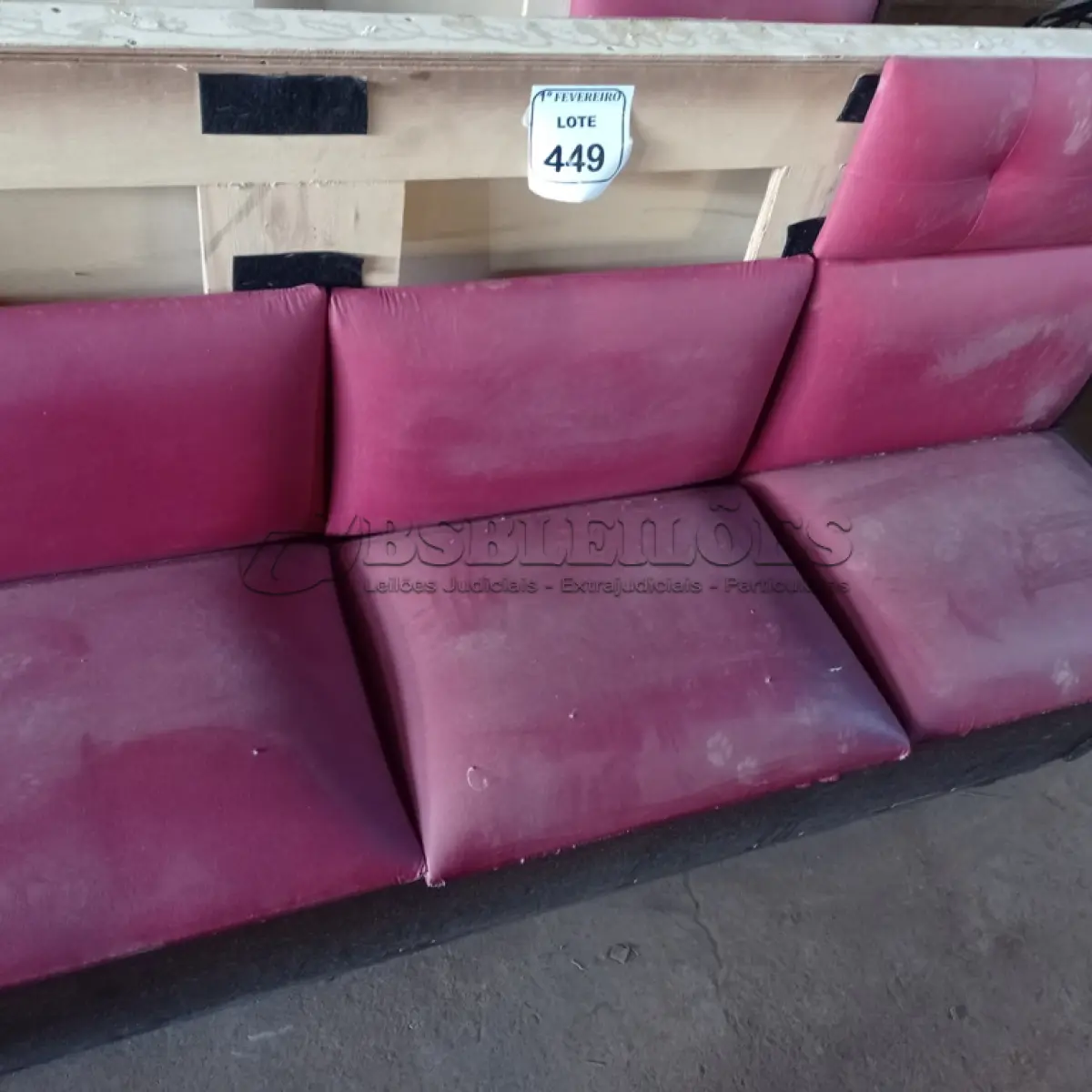 LOTE 449 - 01 SOFÁ PARA LANCHONETE 3 LUGARES. (NO ESTADO) ATENÇÃO! FAZER A VISITAÇÃO ANTES DE ARREMATAR, NÃO SABEMOS SE FUNCIONA. LEILÃO NÃO TEM GARANTIA E NEM DEVOLUÇÃO, SUJEITO A POSSÍVEIS AVARIAS VISÍVEIS/OCULTAS E/OU AUSÊNCIA DE COMPONENTES.