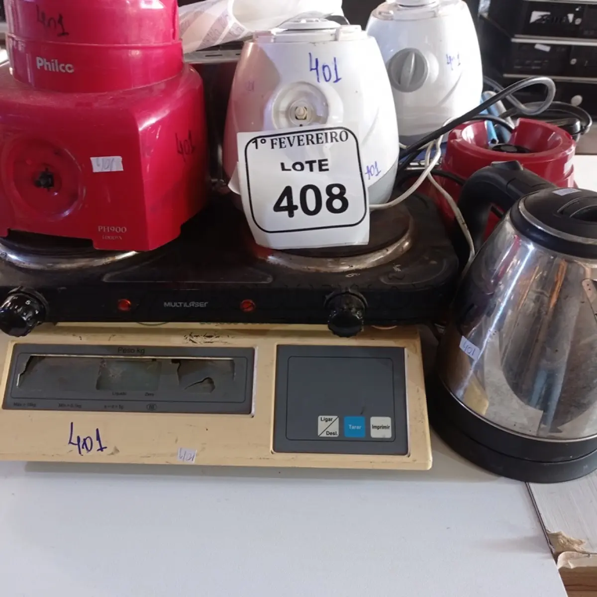 LOTE 408 - 01 BALANÇA, BASES PARA LIQUIDIFICADOR, CAFETEIRA E FOGÃO ELÉTRICO. (NO ESTADO) ATENÇÃO! FAZER A VISITAÇÃO ANTES DE ARREMATAR, NÃO SABEMOS SE FUNCIONA. LEILÃO NÃO TEM GARANTIA E NEM DEVOLUÇÃO, SUJEITO A POSSÍVEIS AVARIAS VISÍVEIS/OCULTAS E/OU AUSÊNCIA DE COMPONENTES.