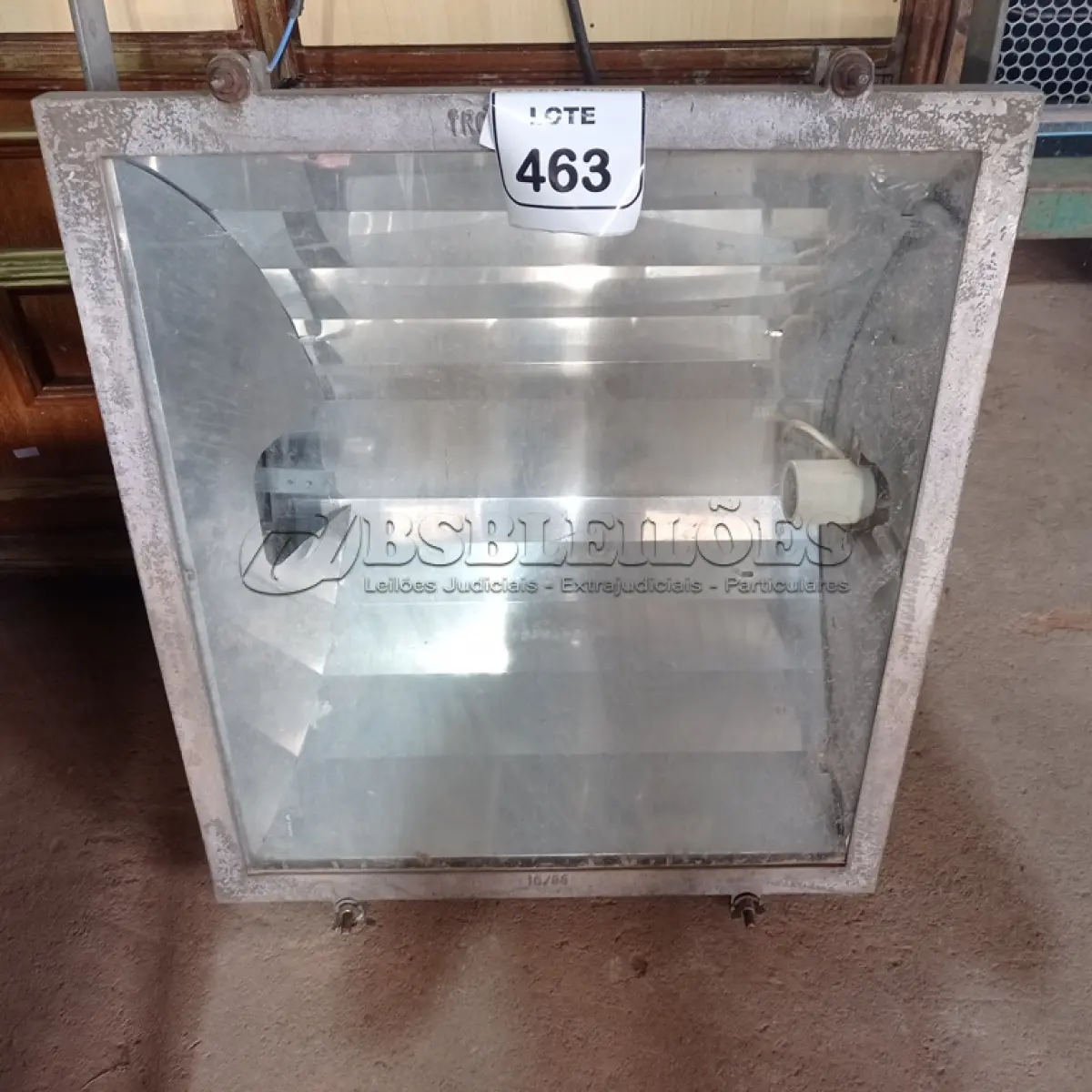 LOTE 463 - 01 REFLETOR PARA GALPÃO. (NO ESTADO) ATENÇÃO! FAZER A VISITAÇÃO ANTES DE ARREMATAR, NÃO SABEMOS SE FUNCIONA. LEILÃO NÃO TEM GARANTIA E NEM DEVOLUÇÃO, SUJEITO A POSSÍVEIS AVARIAS VISÍVEIS/OCULTAS E/OU AUSÊNCIA DE COMPONENTES.