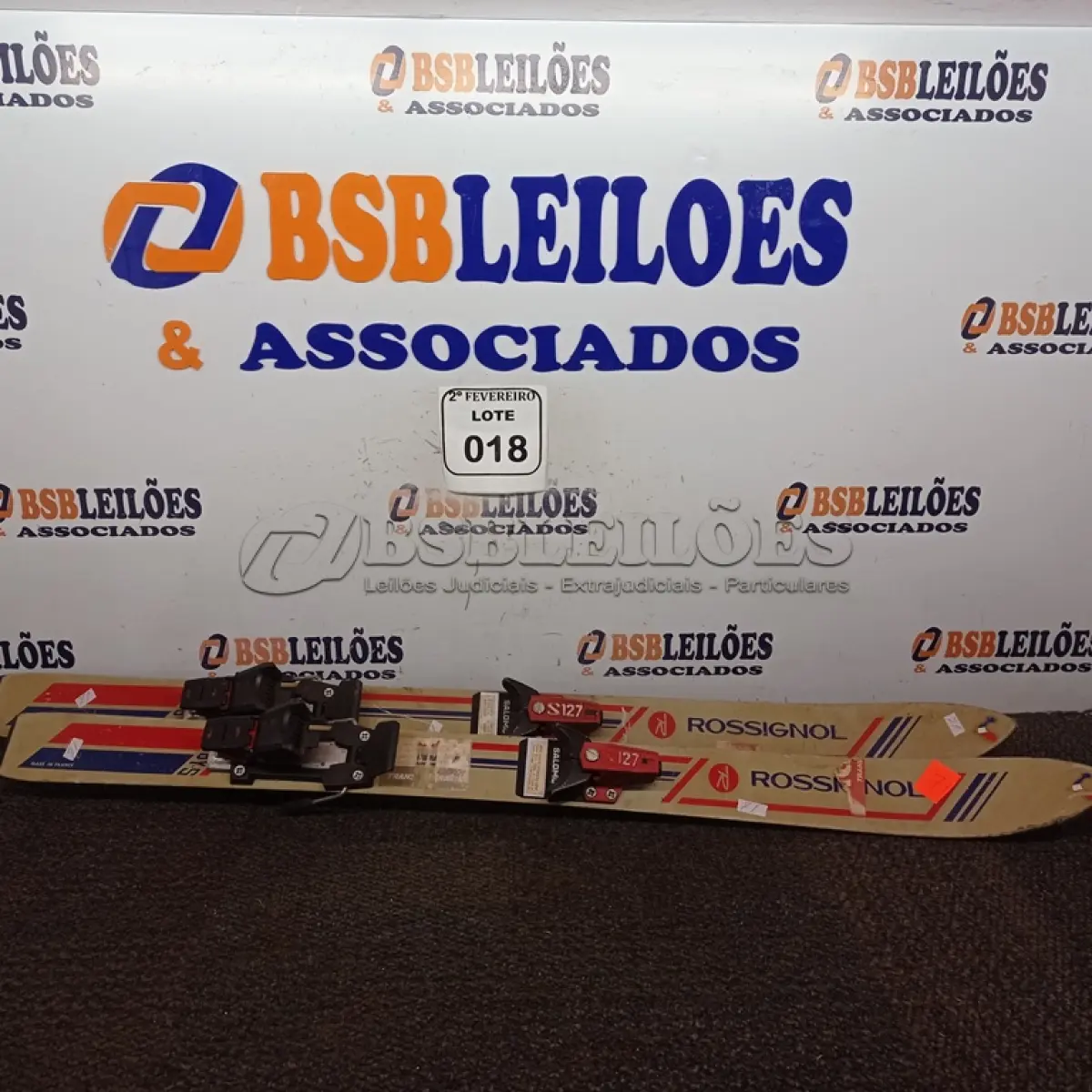 LOTE 018 - 01 PAR DE SKIS ROSSIGNOL. (NO ESTADO) ATENÇÃO! FAZER A VISITAÇÃO ANTES DE ARREMATAR, NÃO SABEMOS SE FUNCIONA. LEILÃO NÃO TEM GARANTIA E NEM DEVOLUÇÃO, SUJEITO A POSSÍVEIS AVARIAS VISÍVEIS/OCULTAS E/OU AUSÊNCIA DE COMPONENTES.