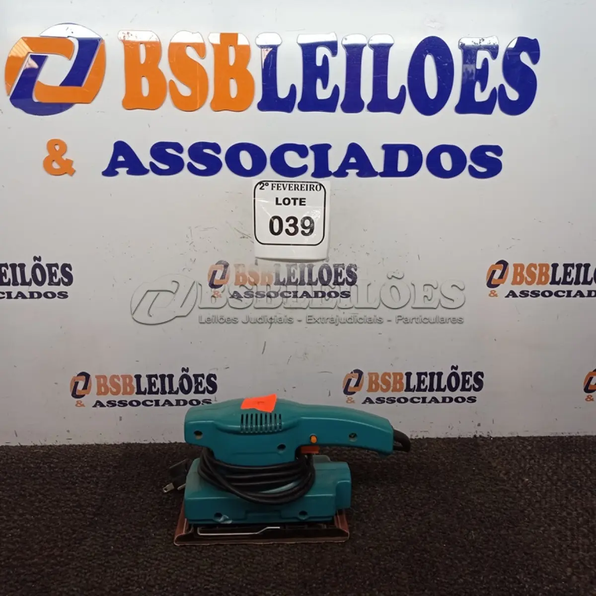 LOTE 039 - 01 LIXADEIRA MARCA MAKITA 220V. (NO ESTADO) ATENÇÃO! FAZER A VISITAÇÃO ANTES DE ARREMATAR, NÃO SABEMOS SE FUNCIONA. LEILÃO NÃO TEM GARANTIA E NEM DEVOLUÇÃO, SUJEITO A POSSÍVEIS AVARIAS VISÍVEIS/OCULTAS E/OU AUSÊNCIA DE COMPONENTES.