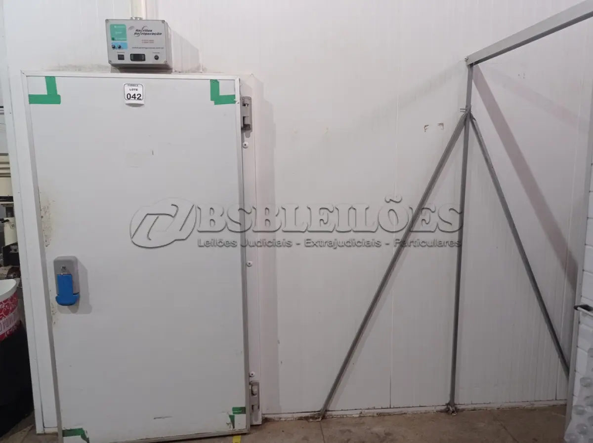 LOTE 042 - 01 CÂMARA FRIA COM UNIDADE CONDENSADORA (APROXIMADAMENTE 3,5X4X2,5M). (NO ESTADO) ATENÇÃO! FAZER A VISITAÇÃO ANTES DE ARREMATAR, NÃO SABEMOS SE FUNCIONA. LEILÃO NÃO TEM GARANTIA E NEM DEVOLUÇÃO, SUJEITO A POSSÍVEIS AVARIAS VISÍVEIS/OCULTAS E/OU AUSÊNCIA DE COMPONENTES.