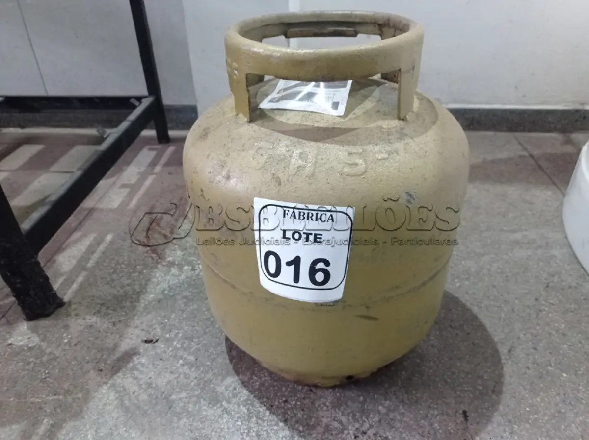 LOTE 016 - 01 BOTIJÃO DE GÁS 13KG. (NO ESTADO) ATENÇÃO! FAZER A VISITAÇÃO ANTES DE ARREMATAR, NÃO SABEMOS SE FUNCIONA. LEILÃO NÃO TEM GARANTIA E NEM DEVOLUÇÃO, SUJEITO A POSSÍVEIS AVARIAS VISÍVEIS/OCULTAS E/OU AUSÊNCIA DE COMPONENTES.