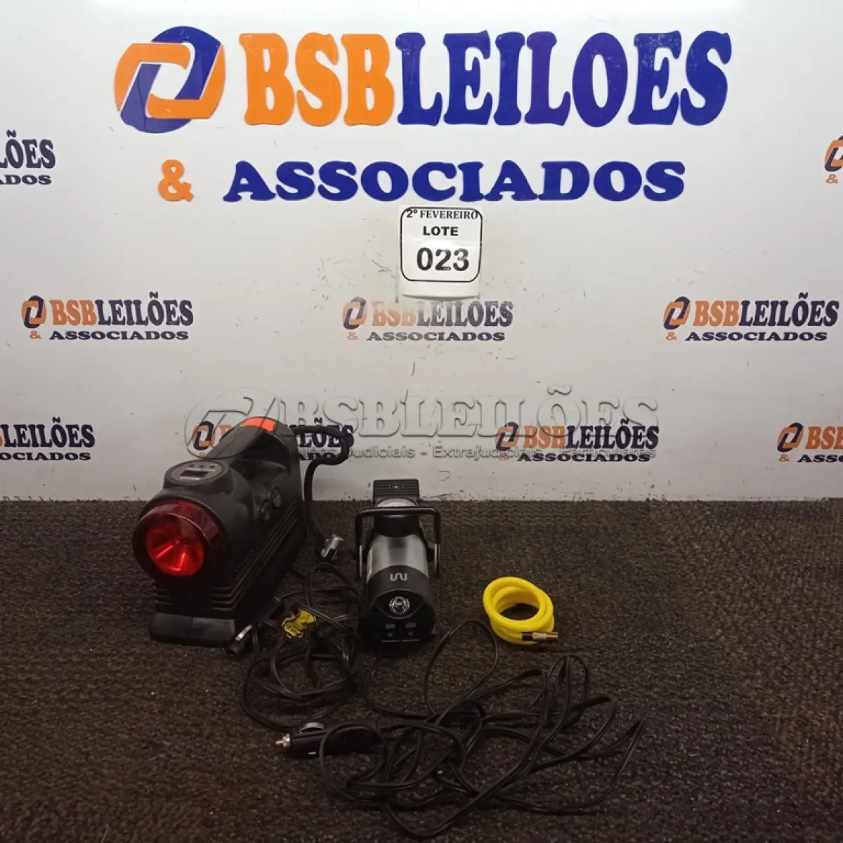 LOTE 023 - 02 COMPRESSORES PORTÁTIL. (NO ESTADO) ATENÇÃO! FAZER A VISITAÇÃO ANTES DE ARREMATAR, NÃO SABEMOS SE FUNCIONA. LEILÃO NÃO TEM GARANTIA E NEM DEVOLUÇÃO, SUJEITO A POSSÍVEIS AVARIAS VISÍVEIS/OCULTAS E/OU AUSÊNCIA DE COMPONENTES.