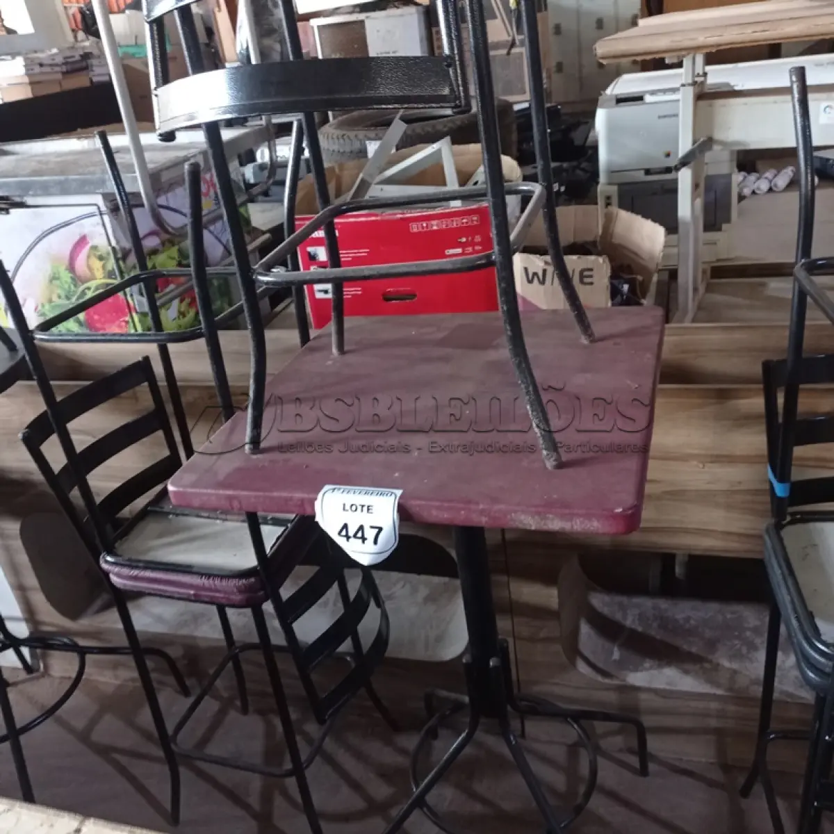 LOTE 447 - 01 MESA BISTRÔ QUADRADA COM 4 BANQUETAS ALTA. (NO ESTADO) ATENÇÃO! FAZER A VISITAÇÃO ANTES DE ARREMATAR, NÃO SABEMOS SE FUNCIONA. LEILÃO NÃO TEM GARANTIA E NEM DEVOLUÇÃO, SUJEITO A POSSÍVEIS AVARIAS VISÍVEIS/OCULTAS E/OU AUSÊNCIA DE COMPONENTES.