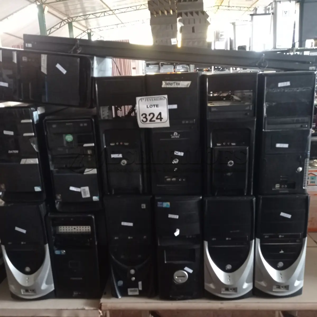 LOTE 324 - 13 CPU’S DIVERSAS E 01 PAINEL DE LED. (NO ESTADO) ATENÇÃO! FAZER A VISITAÇÃO ANTES DE ARREMATAR, NÃO SABEMOS SE FUNCIONA. LEILÃO NÃO TEM GARANTIA E NEM DEVOLUÇÃO, SUJEITO A POSSÍVEIS AVARIAS VISÍVEIS/OCULTAS E/OU AUSÊNCIA DE COMPONENTES.