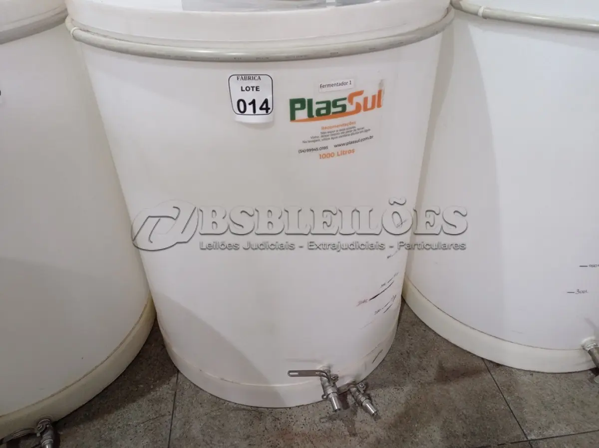 LOTE 014 - 01 FERMENTADORA DE 1MIL LITROS PP PLASUL COM TORNEIRA DE INOX. (NO ESTADO) ATENÇÃO! FAZER A VISITAÇÃO ANTES DE ARREMATAR, NÃO SABEMOS SE FUNCIONA. LEILÃO NÃO TEM GARANTIA E NEM DEVOLUÇÃO, SUJEITO A POSSÍVEIS AVARIAS VISÍVEIS/OCULTAS E/OU AUSÊNCIA DE COMPONENTES.