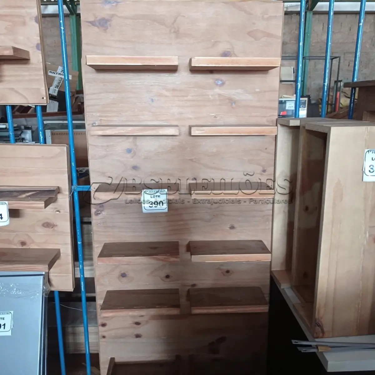 LOTE 390 - 01 PAINEL EM MADEIRA COM 12 PRATELEIRA PEQUENAS. (NO ESTADO) ATENÇÃO! FAZER A VISITAÇÃO ANTES DE ARREMATAR, NÃO SABEMOS SE FUNCIONA. LEILÃO NÃO TEM GARANTIA E NEM DEVOLUÇÃO, SUJEITO A POSSÍVEIS AVARIAS VISÍVEIS/OCULTAS E/OU AUSÊNCIA DE COMPONENTES.