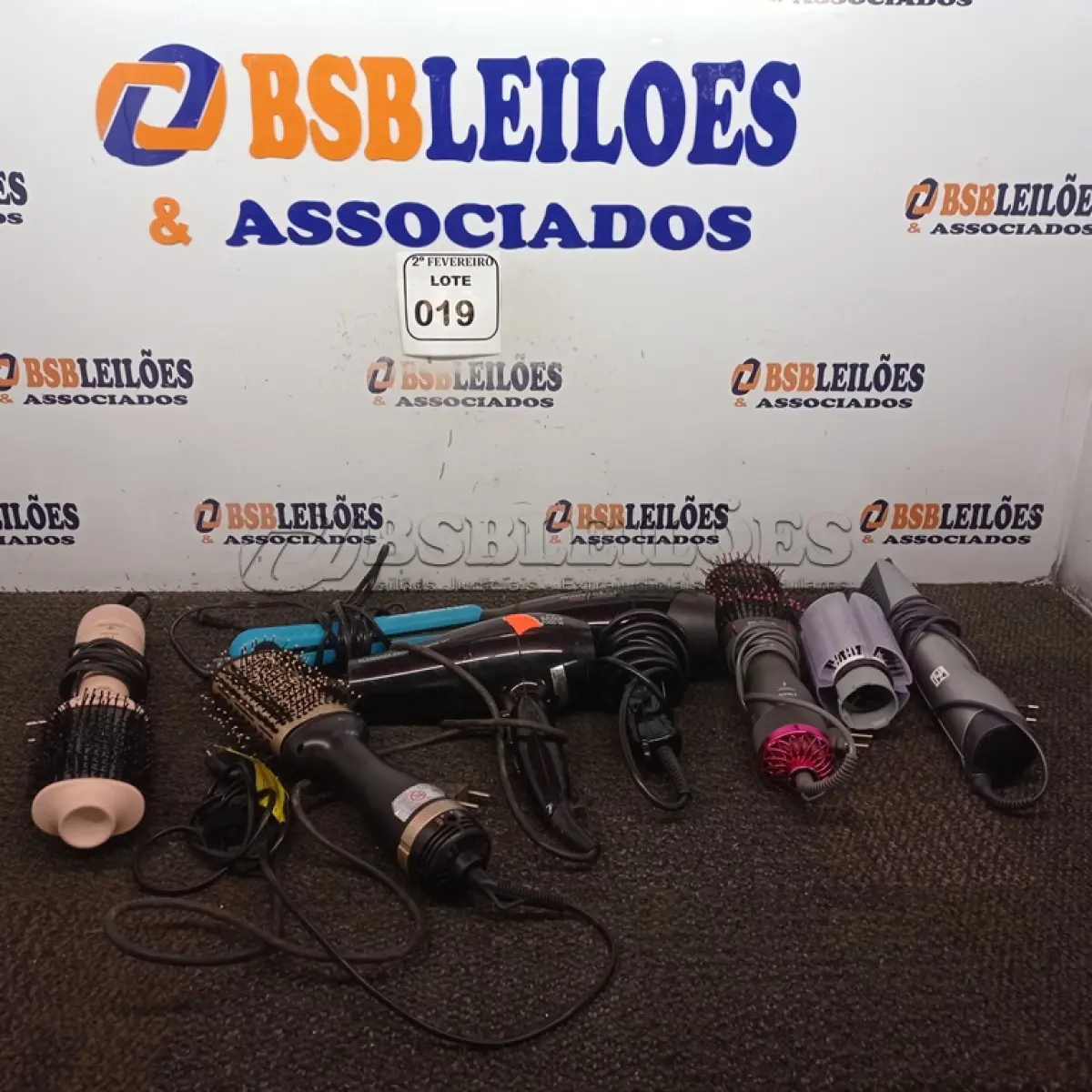LOTE 019 - 02 SECADORES, 01 CHAPINHA E 04 ESCOVAS ELÉTRICAS MARCAS E MODELOS DIVERSOS. (NO ESTADO) ATENÇÃO! FAZER A VISITAÇÃO ANTES DE ARREMATAR, NÃO SABEMOS SE FUNCIONA. LEILÃO NÃO TEM GARANTIA E NEM DEVOLUÇÃO, SUJEITO A POSSÍVEIS AVARIAS VISÍVEIS/OCULTAS E/OU AUSÊNCIA DE COMPONENTES.