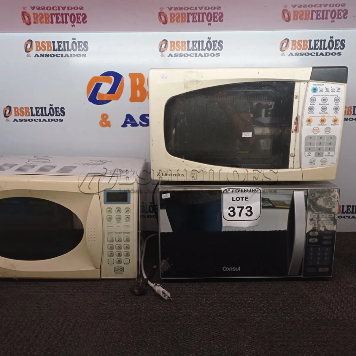 LOTE 373 - 03 MICRO-ONDAS SEM PRATOS. (NO ESTADO) ATENÇÃO! FAZER A VISITAÇÃO ANTES DE ARREMATAR, NÃO SABEMOS SE FUNCIONA. LEILÃO NÃO TEM GARANTIA E NEM DEVOLUÇÃO, SUJEITO A POSSÍVEIS AVARIAS VISÍVEIS/OCULTAS E/OU AUSÊNCIA DE COMPONENTES.