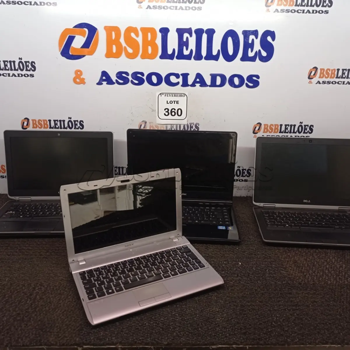 LOTE 360 - 04 NOTEBOOK’S PARA RETIRADAS DE PEÇAS. (NO ESTADO) ATENÇÃO! FAZER A VISITAÇÃO ANTES DE ARREMATAR, NÃO SABEMOS SE FUNCIONA. LEILÃO NÃO TEM GARANTIA E NEM DEVOLUÇÃO, SUJEITO A POSSÍVEIS AVARIAS VISÍVEIS/OCULTAS E/OU AUSÊNCIA DE COMPONENTES.