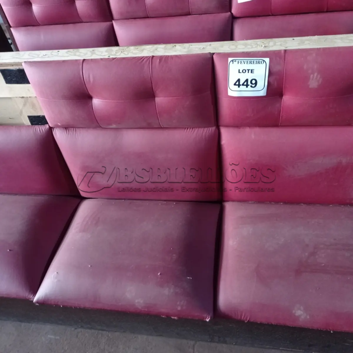 LOTE 449 - 01 SOFÁ PARA LANCHONETE 3 LUGARES. (NO ESTADO) ATENÇÃO! FAZER A VISITAÇÃO ANTES DE ARREMATAR, NÃO SABEMOS SE FUNCIONA. LEILÃO NÃO TEM GARANTIA E NEM DEVOLUÇÃO, SUJEITO A POSSÍVEIS AVARIAS VISÍVEIS/OCULTAS E/OU AUSÊNCIA DE COMPONENTES.