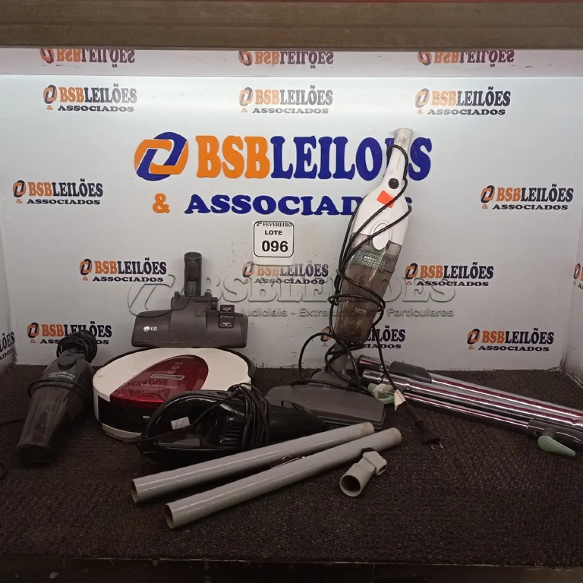 LOTE 096 - 03 ASPIRADORES DE MÃO E 01 ASPIRADOR ROBÔ. (NO ESTADO) ATENÇÃO! FAZER A VISITAÇÃO ANTES DE ARREMATAR, NÃO SABEMOS SE FUNCIONA. LEILÃO NÃO TEM GARANTIA E NEM DEVOLUÇÃO, SUJEITO A POSSÍVEIS AVARIAS VISÍVEIS/OCULTAS E/OU AUSÊNCIA DE COMPONENTES.